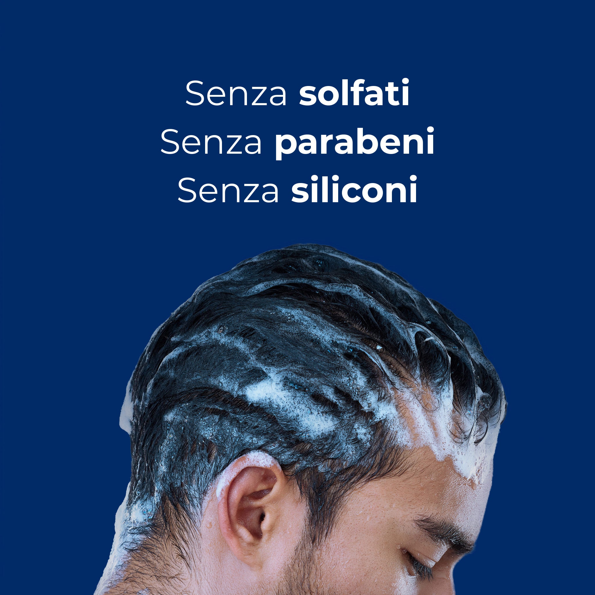 Uomo che lava i capelli: formula Bioscalin® Antiforfora senza solfati, parabeni e siliconi