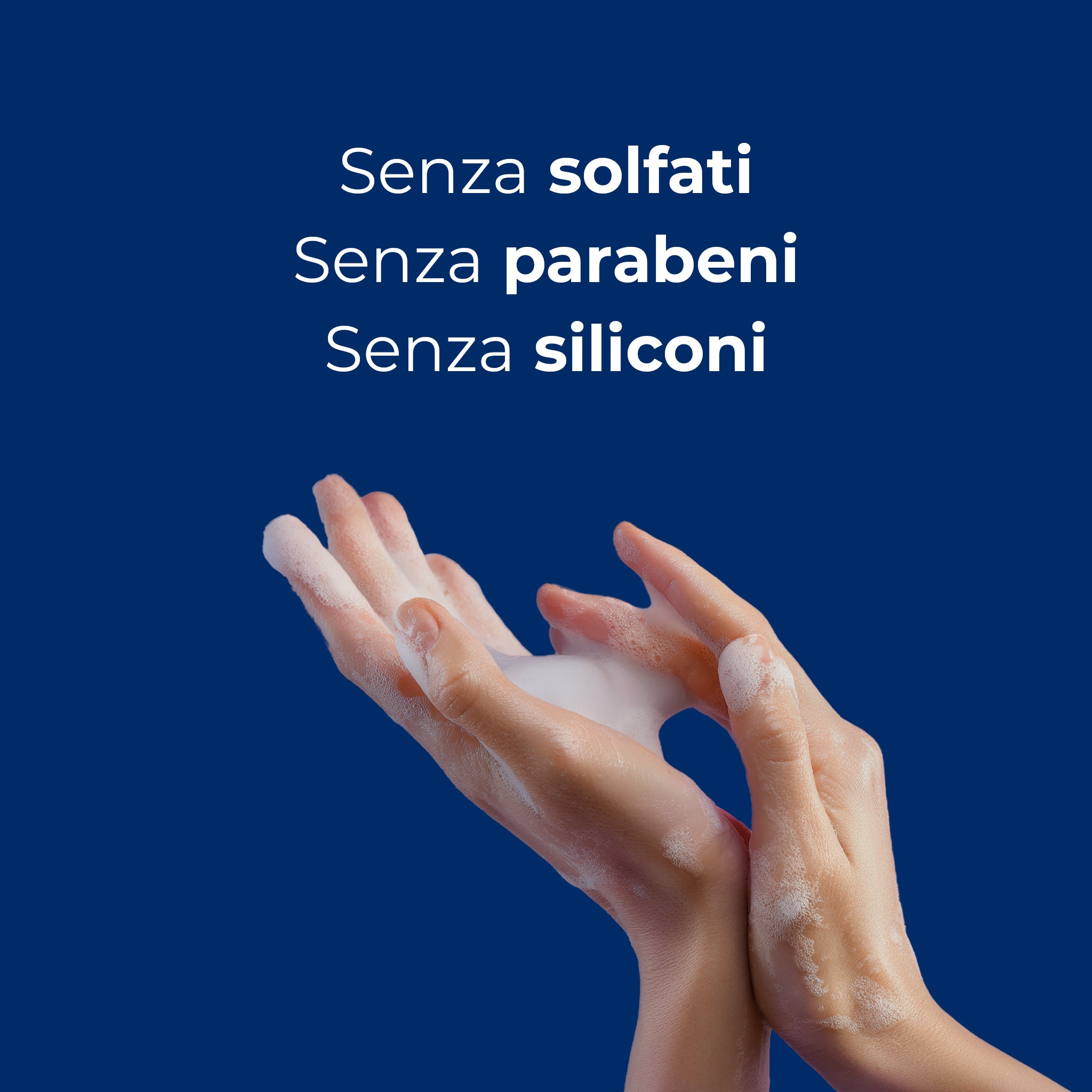 Dettaglio mani con la schiuma dello shampoo Bioscalin® Antiforfora senza solfati, parabeni e siliconi