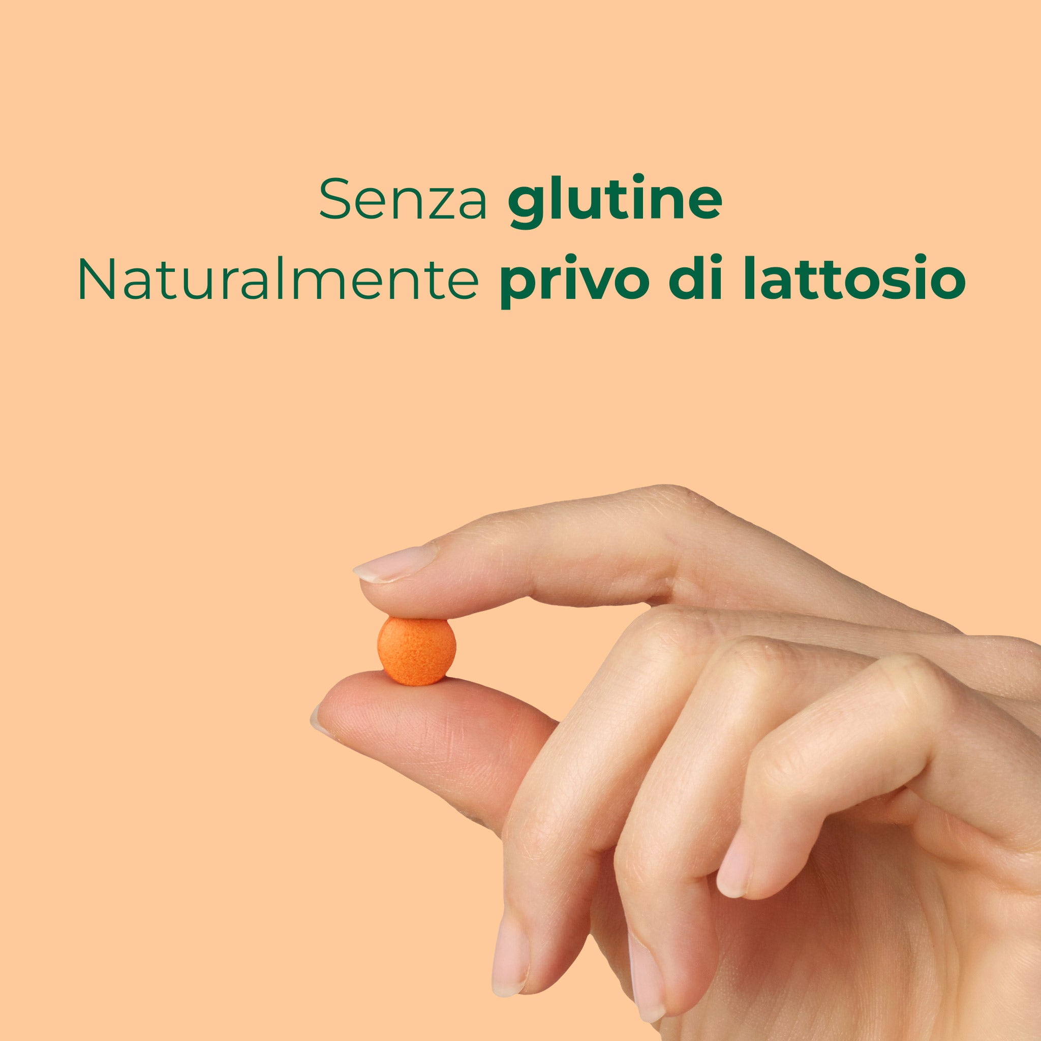 Dettaglio di una compressa Bioscalin® Benessere Sole tra le dita di una mano: formulazione senza glutine e lattosio