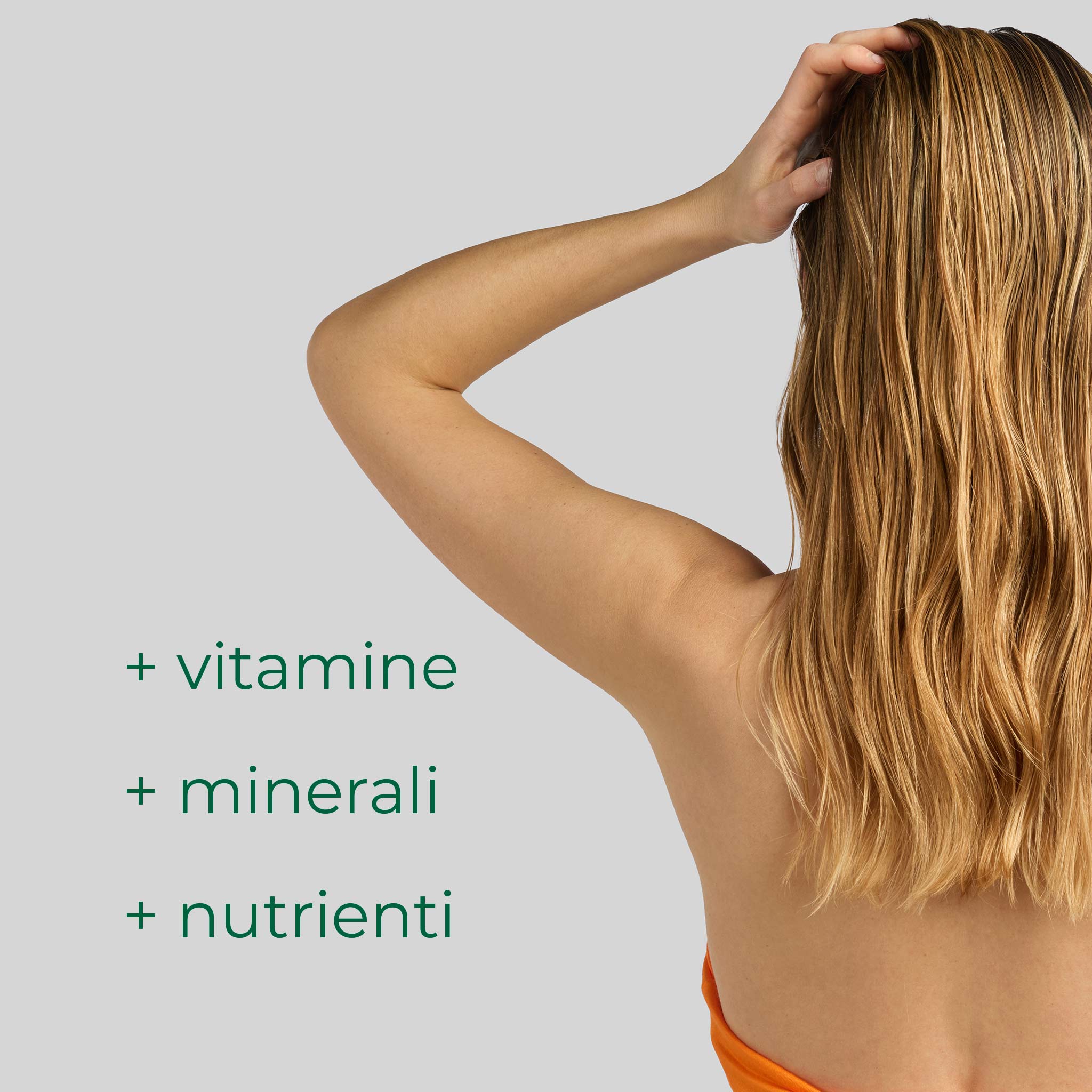 Donna con capelli sani e fluenti: Bioscalin® Benessere Sole apporta vitamine, minerali e nutrienti alla chioma