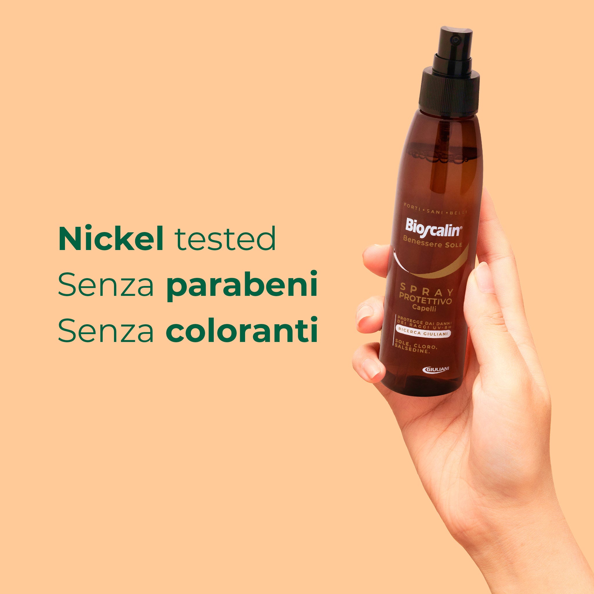 Mano con spray Bioscalin® Benessere SOLE: formula Nickel tested, senza parabeni e coloranti