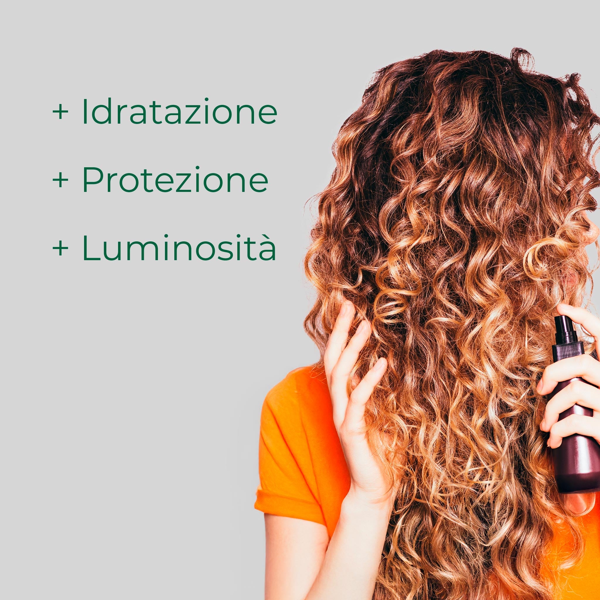 Donna con capelli ricci: lo spray Bioscalin® Benessere SOLE dona idratazione, protezione e luminosità