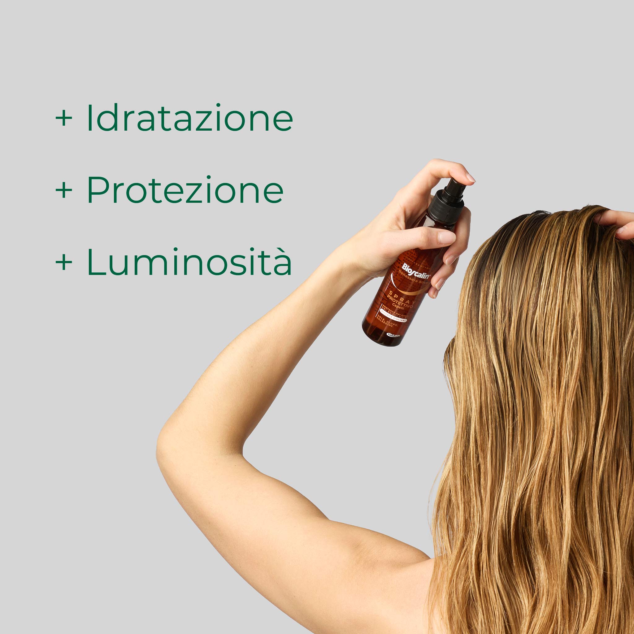 Donna con capelli mossi: lo spray Bioscalin® Benessere Sole dona idratazione, protezione e luminosità
