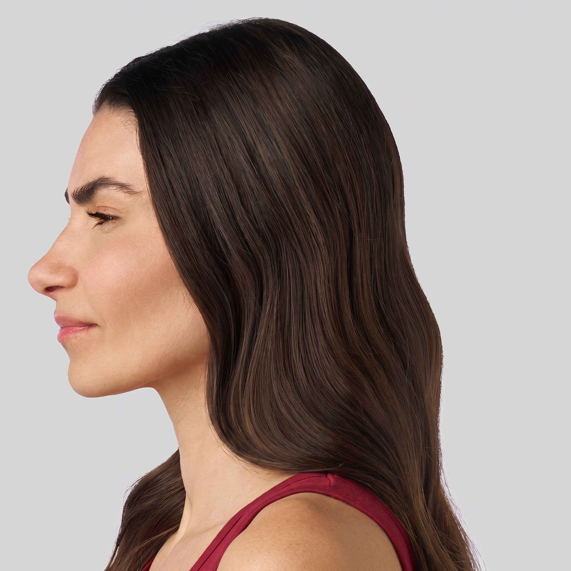 Donna di profilo, con dettagli dei capelli e del volto visibili