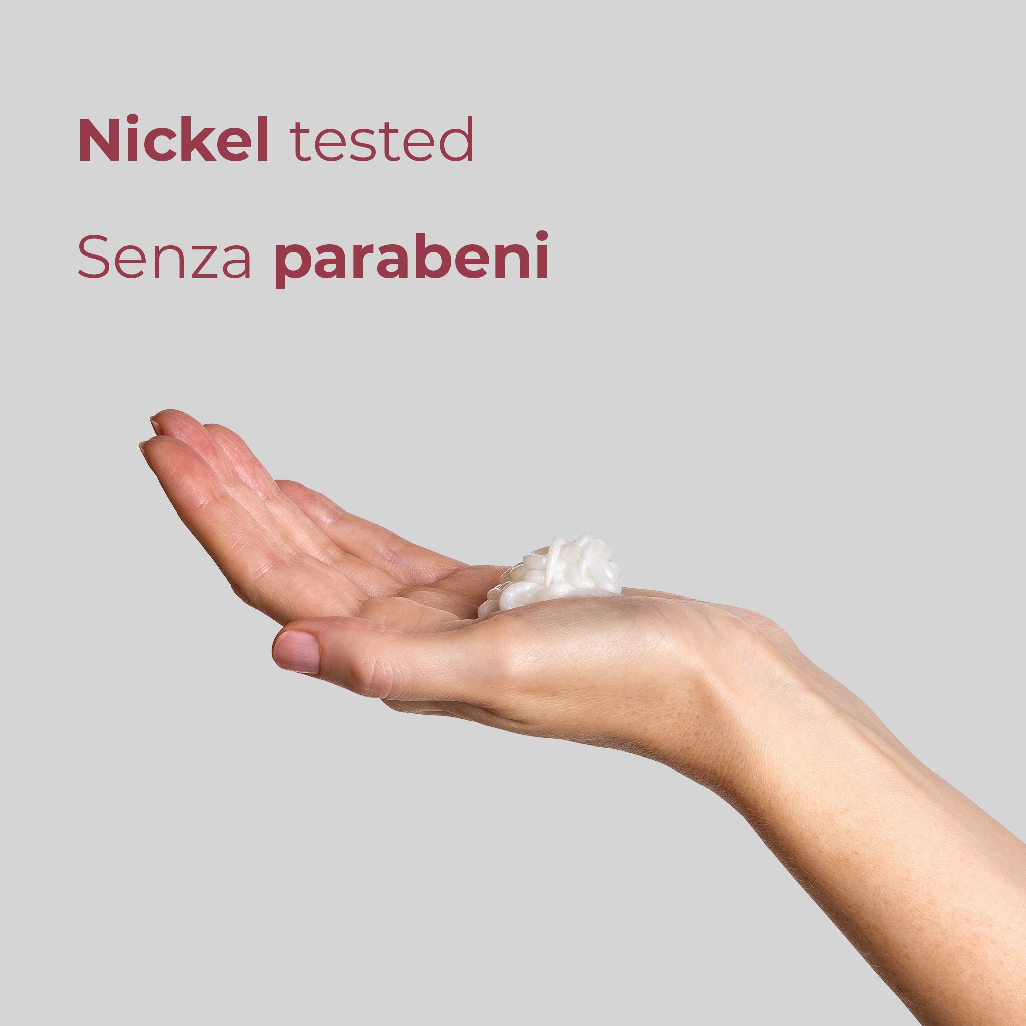 Primo piano di una mano con del balsamo rinforzante di Bioscalin® linea Menopausa, nickel tested e senza parabeni