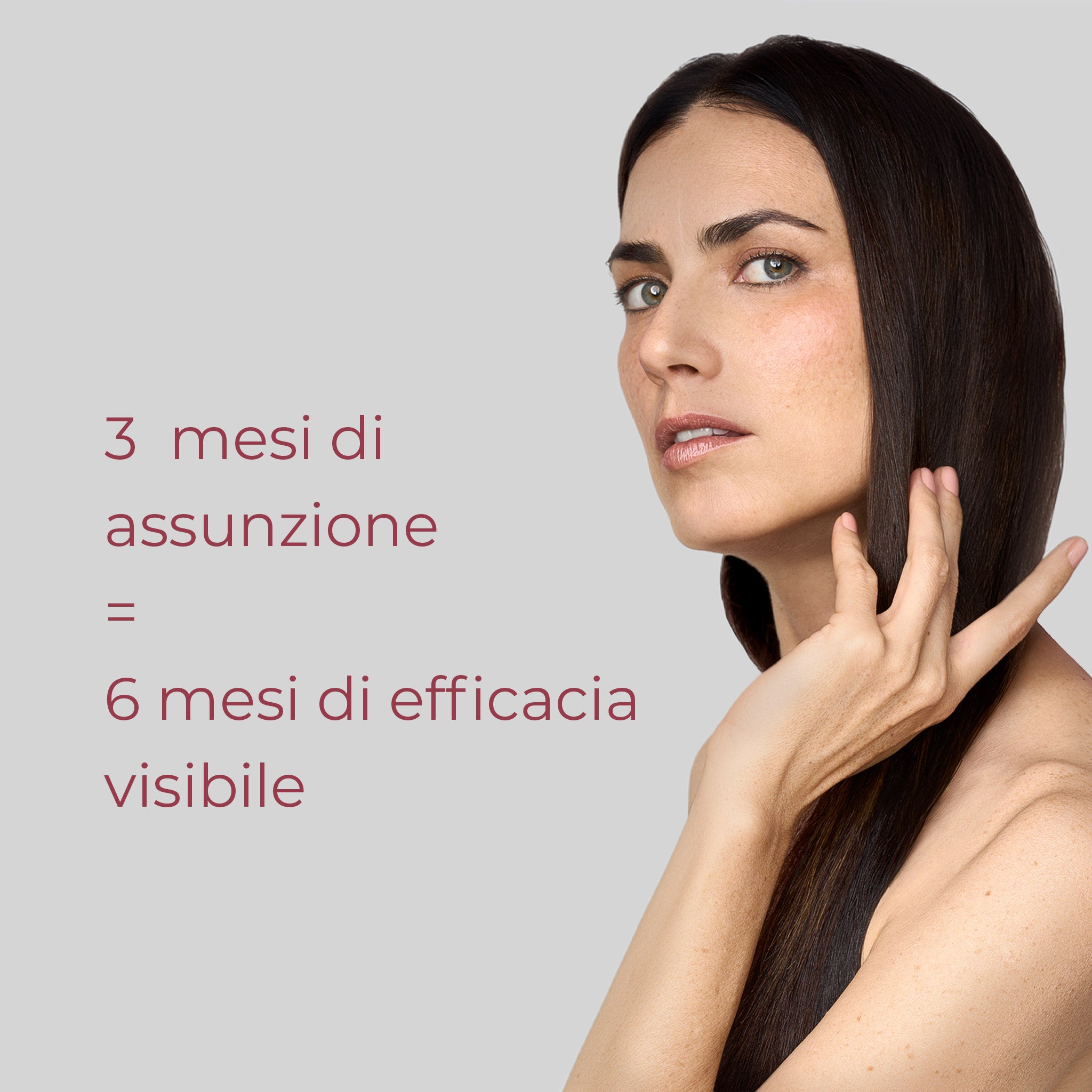 Primo piano di una ragazza mora che usa integratore Bioscalin® anticaduta per capelli linea Menopausa