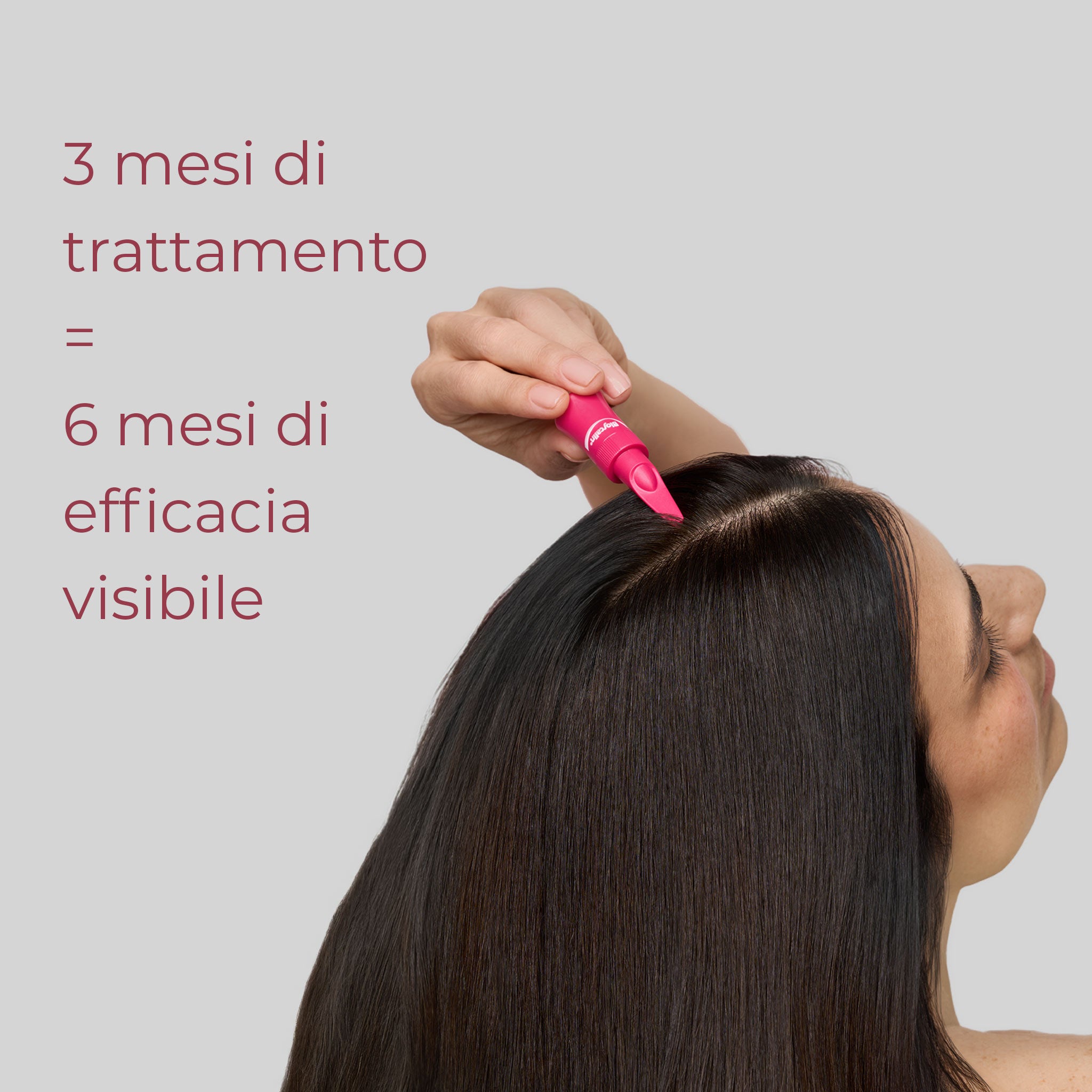 Dettaglio della cute di una donna mentre applica l'integratore Bioscalin® anticaduta per capelli, linea Menopausa