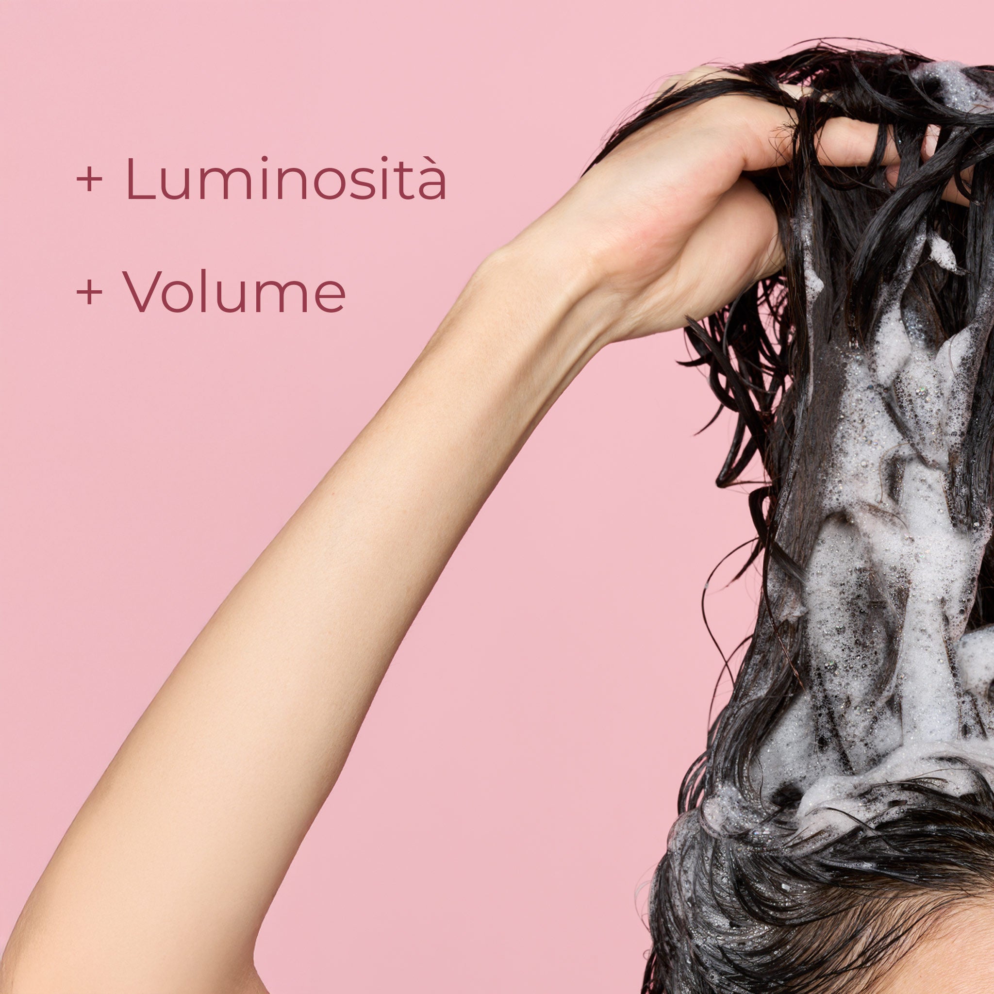 Dettaglio dei capelli di una ragazza che ha usato lo shampoo rinforzante Bioscalin® linea Menopausa