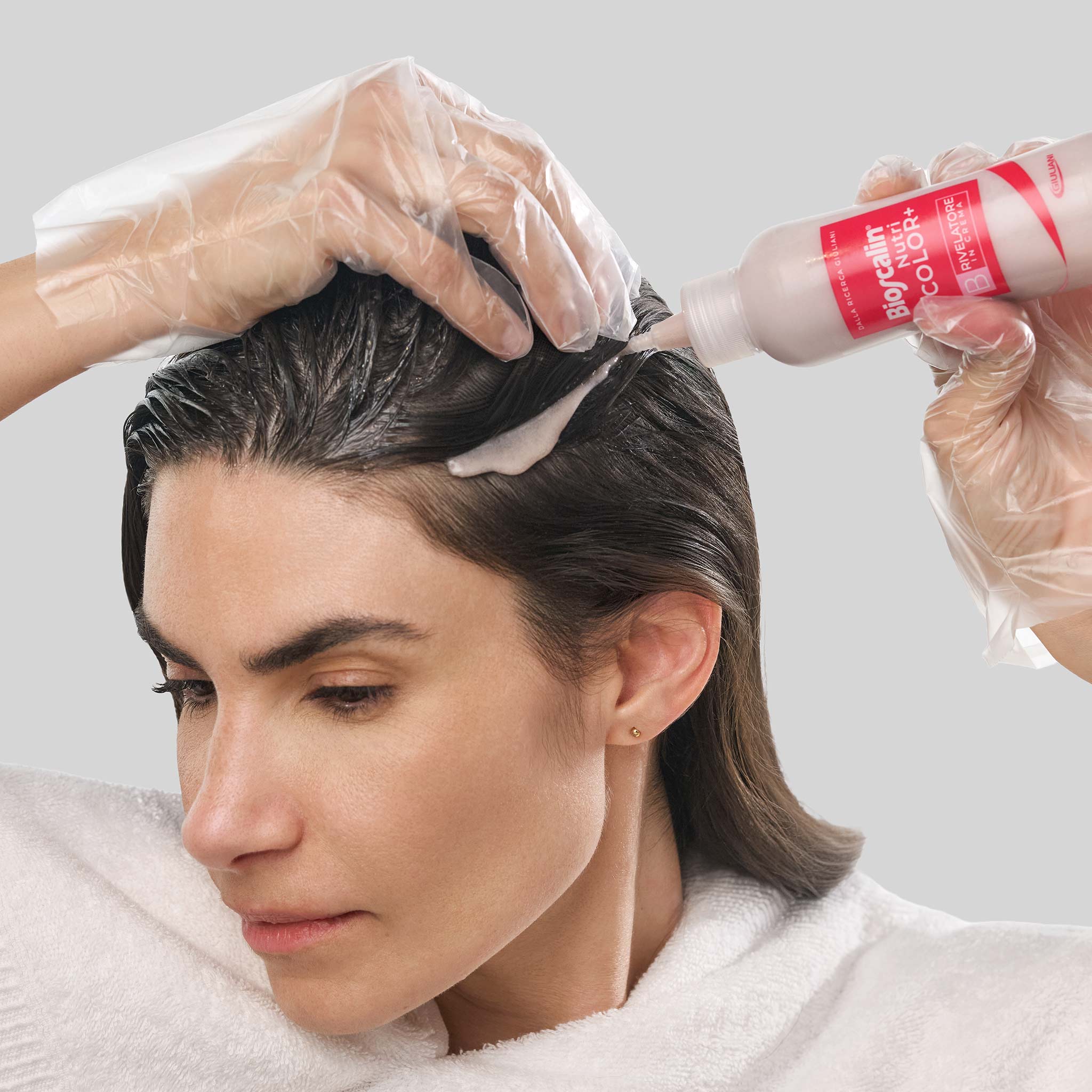 Applicazione della tinta Bioscalin® NutriCOLOR+ con pennello: formula delicata testata su cute sensibile