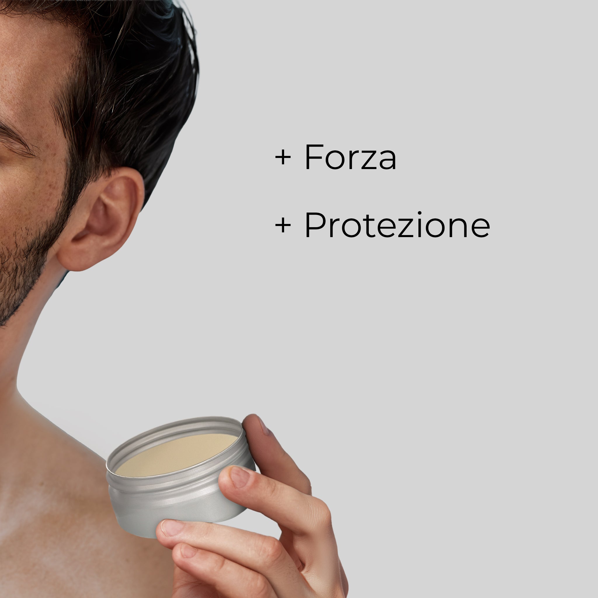 Un uomo sorregge il barattolo di cera modellante e rinforzante della linea anticaduta Bioscalin® PRO•DENSITY che dona forza e protezione