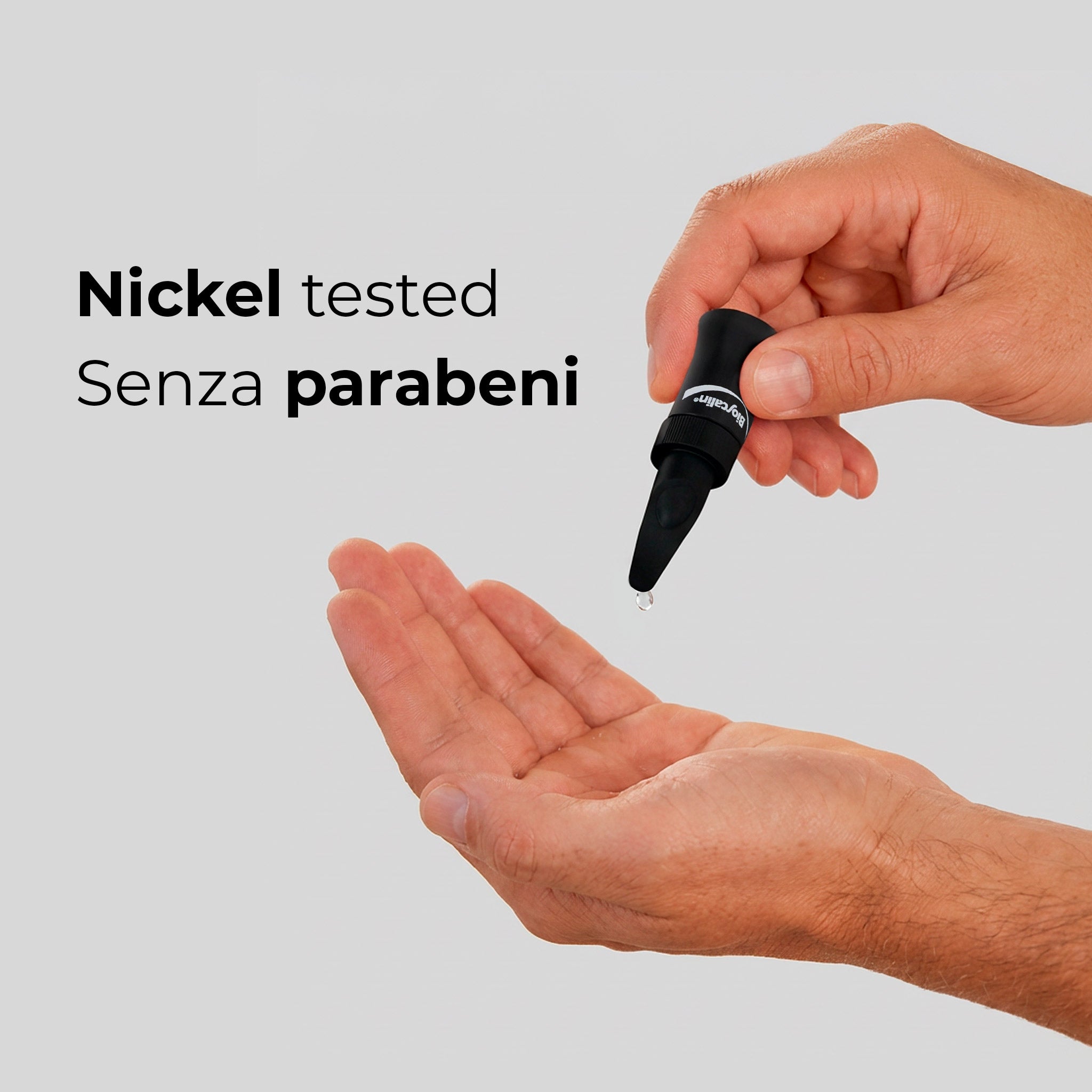 Primo piano della mani che tengono una fiala della linea Bioscalin® PRO•DENSITY anticaduta uomo, integratore nickel tested e senza parabeni