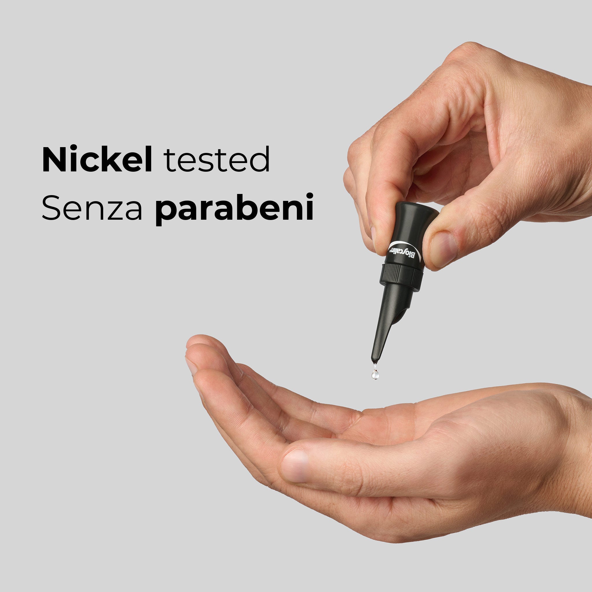 Primo piano della mani che tengono una fiala della linea Bioscalin® Pro•Density anticaduta uomo, integratore nickel tested e senza parabeni