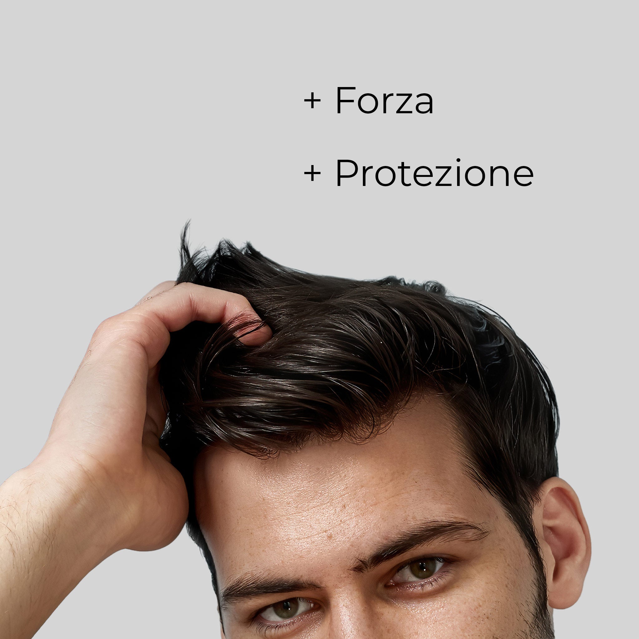 Primo piano di un uomo che passa una mano tra i capelli su cui applica il gel della linea Bioscalin® PRO•DENSITY uomo