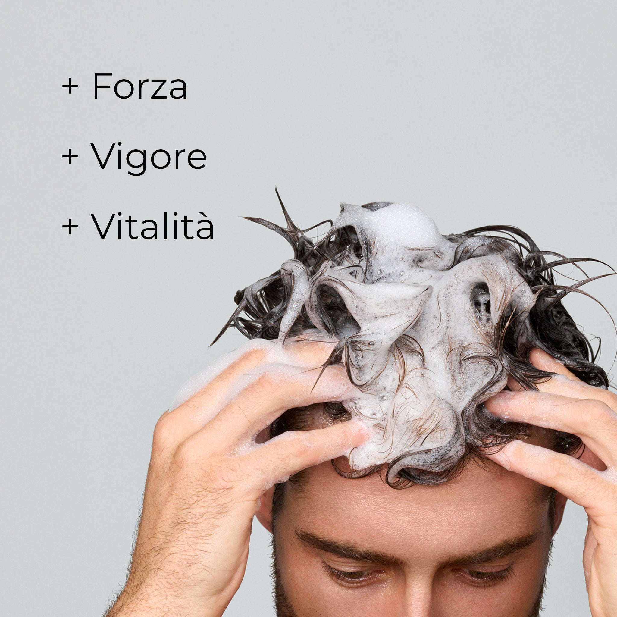Primo piano dei capelli di un uomo che sta utilizzando lo shampoo anticaduta Bioscalin® PRO•DENSITY