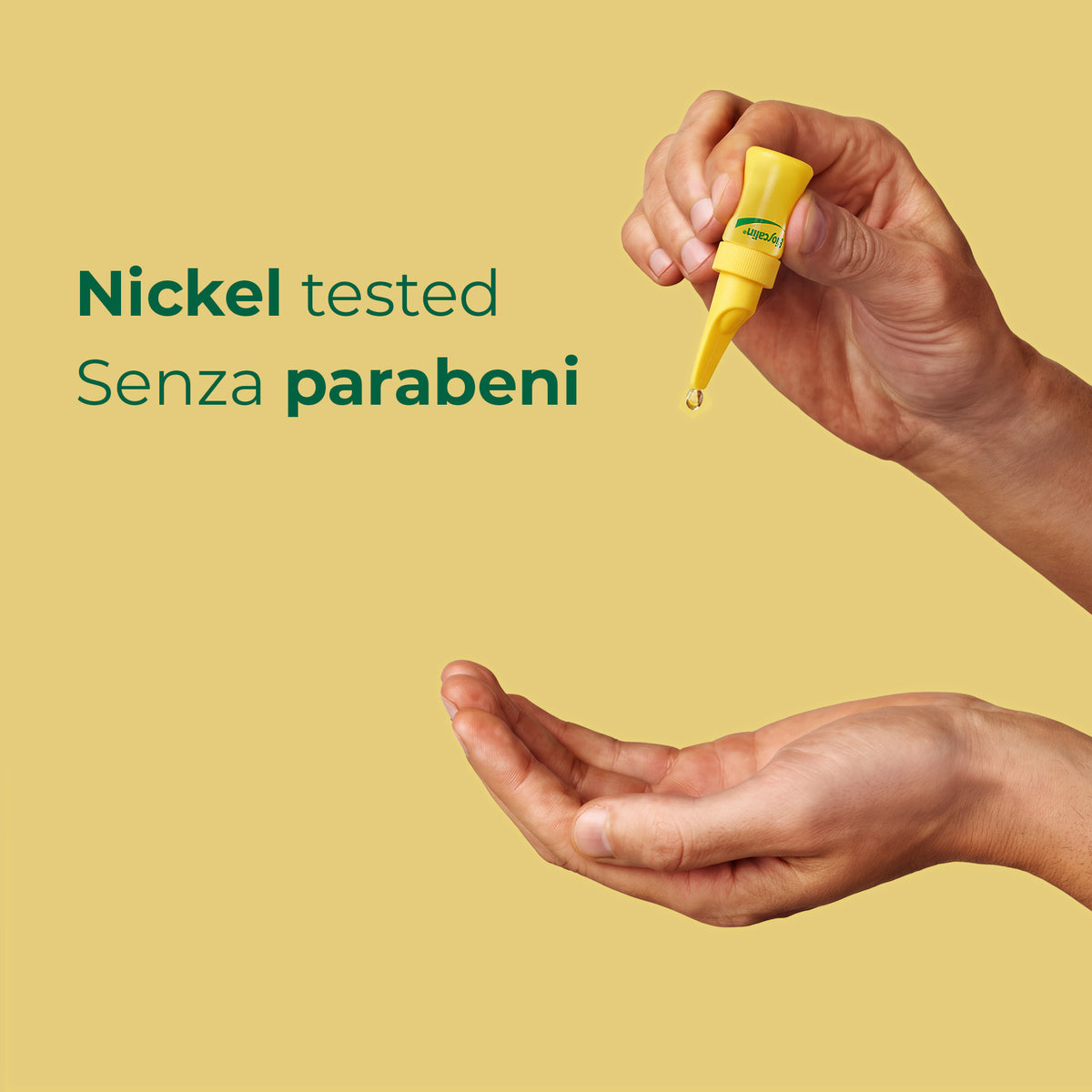 Mano che versa una fiala di Bioscalin® Stress: integratore nickel tested e senza parabeni
