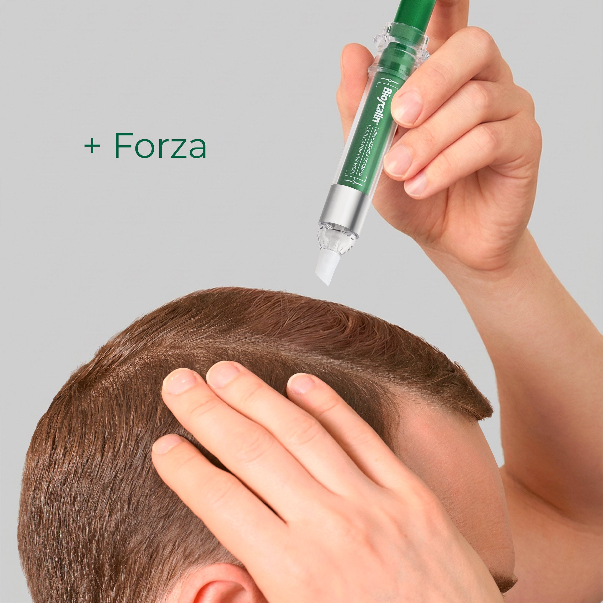 Dettaglio di una donna che applica Bioscalin® TOTAL•CARE attivatore capillare sulla propria cute