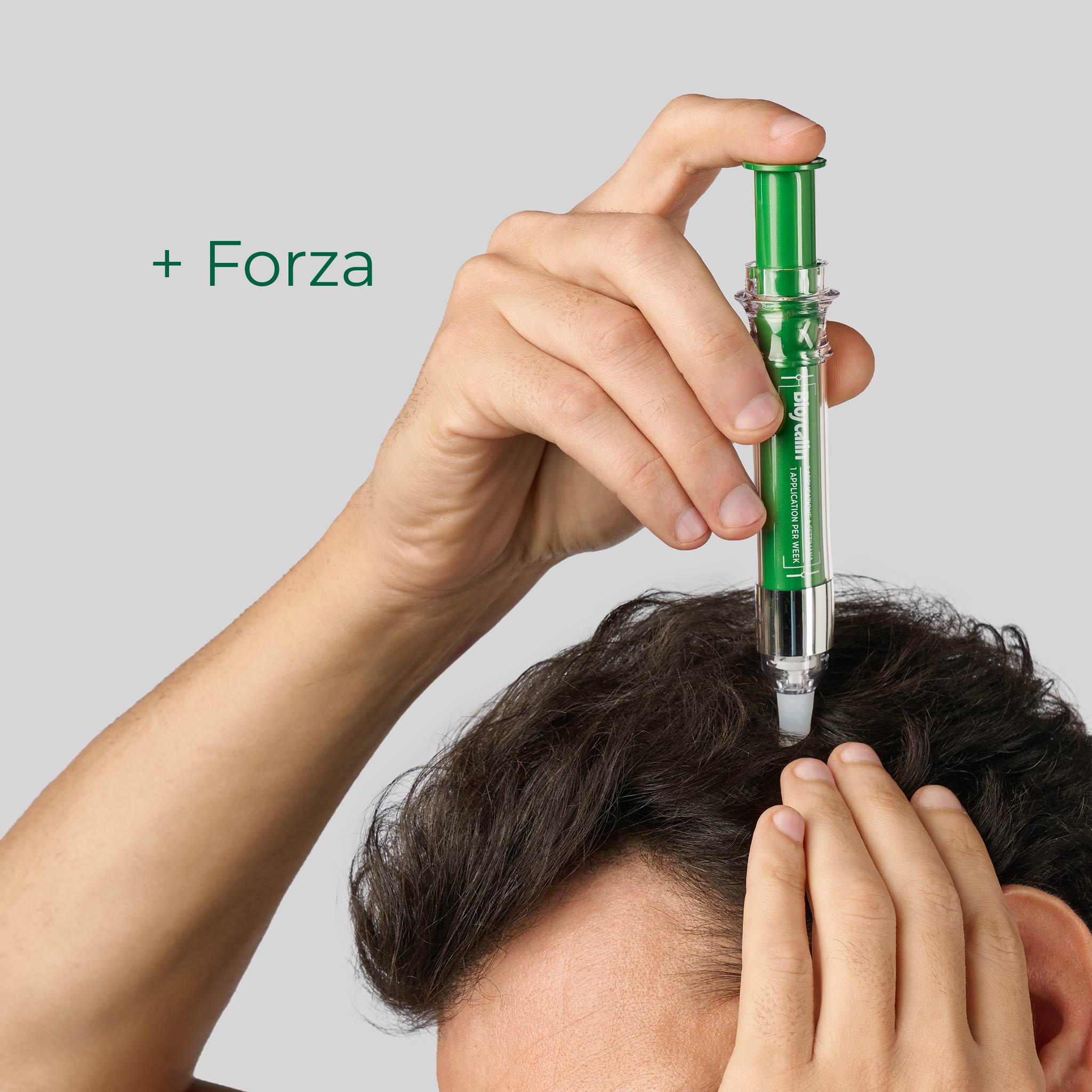 Dettaglio di un uomo che applica Bioscalin® Total•Care attivatore capillare sulla propria cute