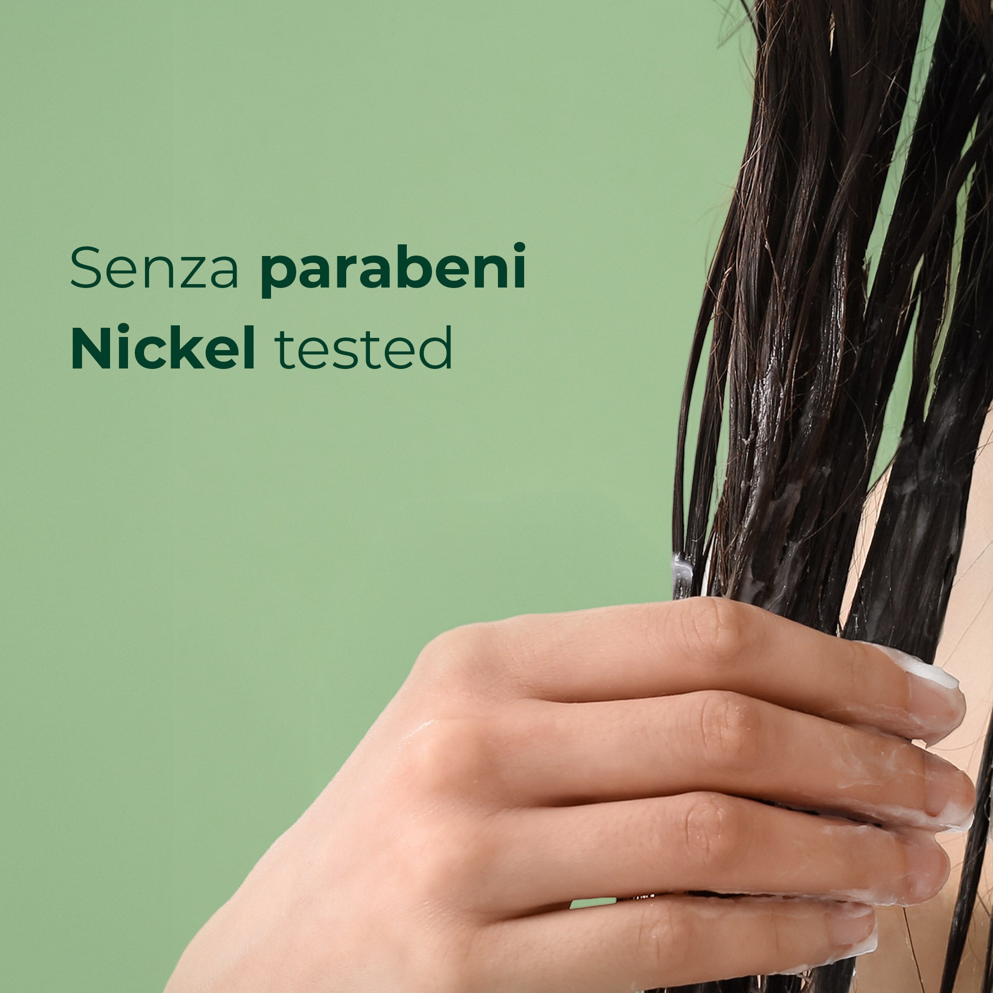 Dettaglio della mano di una donna che accarezza i capelli su cui applica abitualmente il balsamo fortificante Bioscalin® TOTAL•CARE