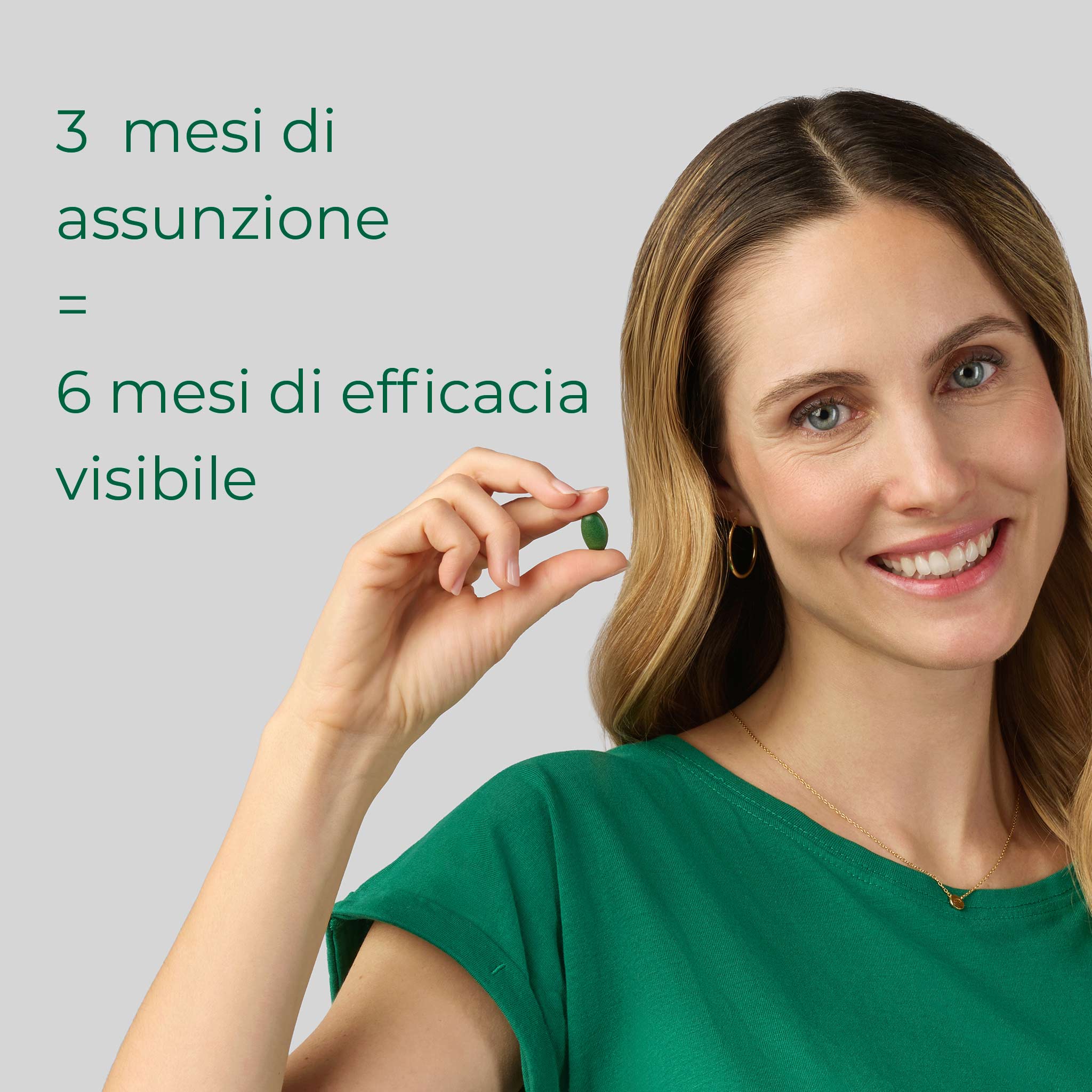 Donna sorridente con capsula Bioscalin® Total•Care: 3 mesi di trattamento garantiscono 6 mesi di efficacia
