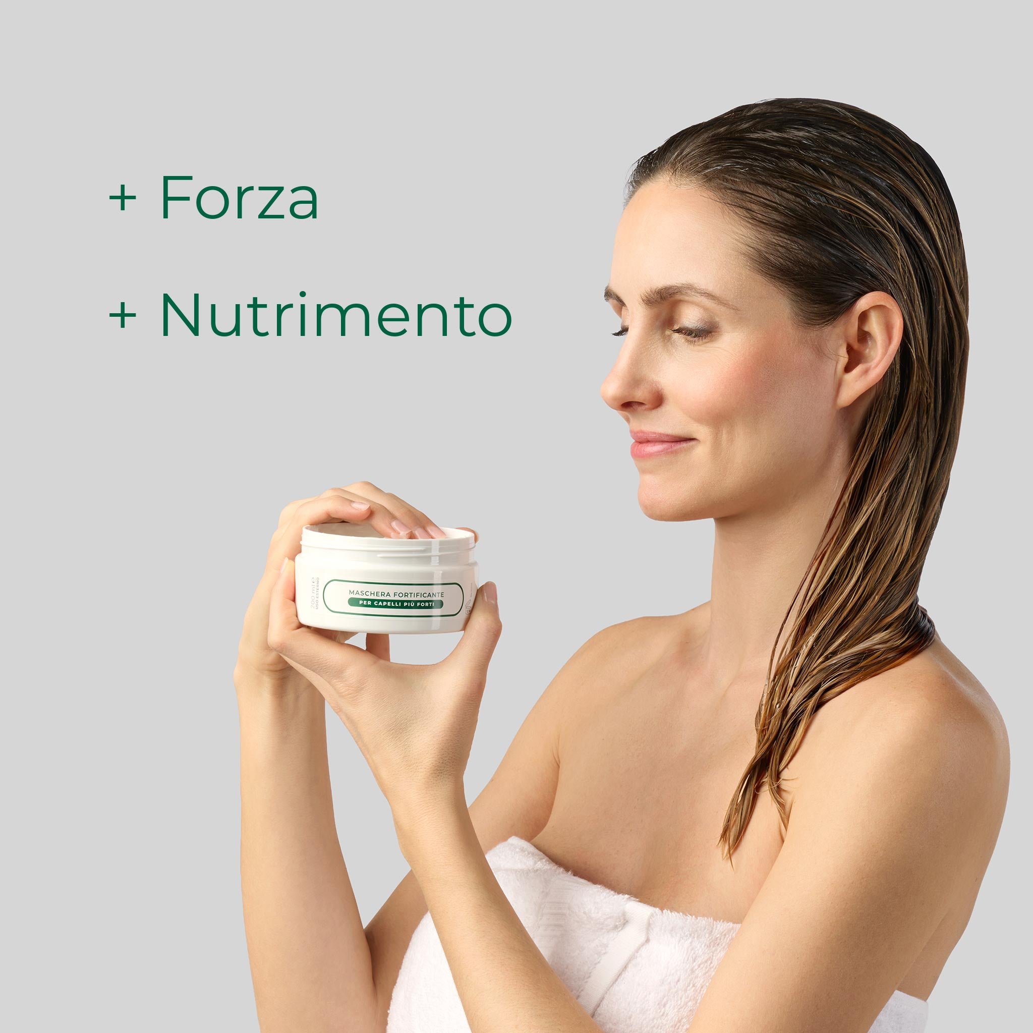 Ripresa dei capelli di una ragazza che ha applicato la maschera fortificante Bioscalin® Total•Care