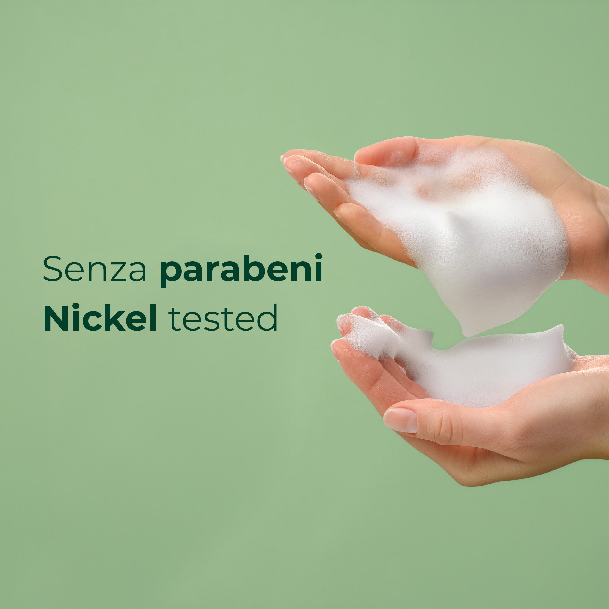Dettaglio mani con schiuma shampoo rivitalizzante Bioscalin® TOTAL•CARE: formula senza parabeni e Nickel tested