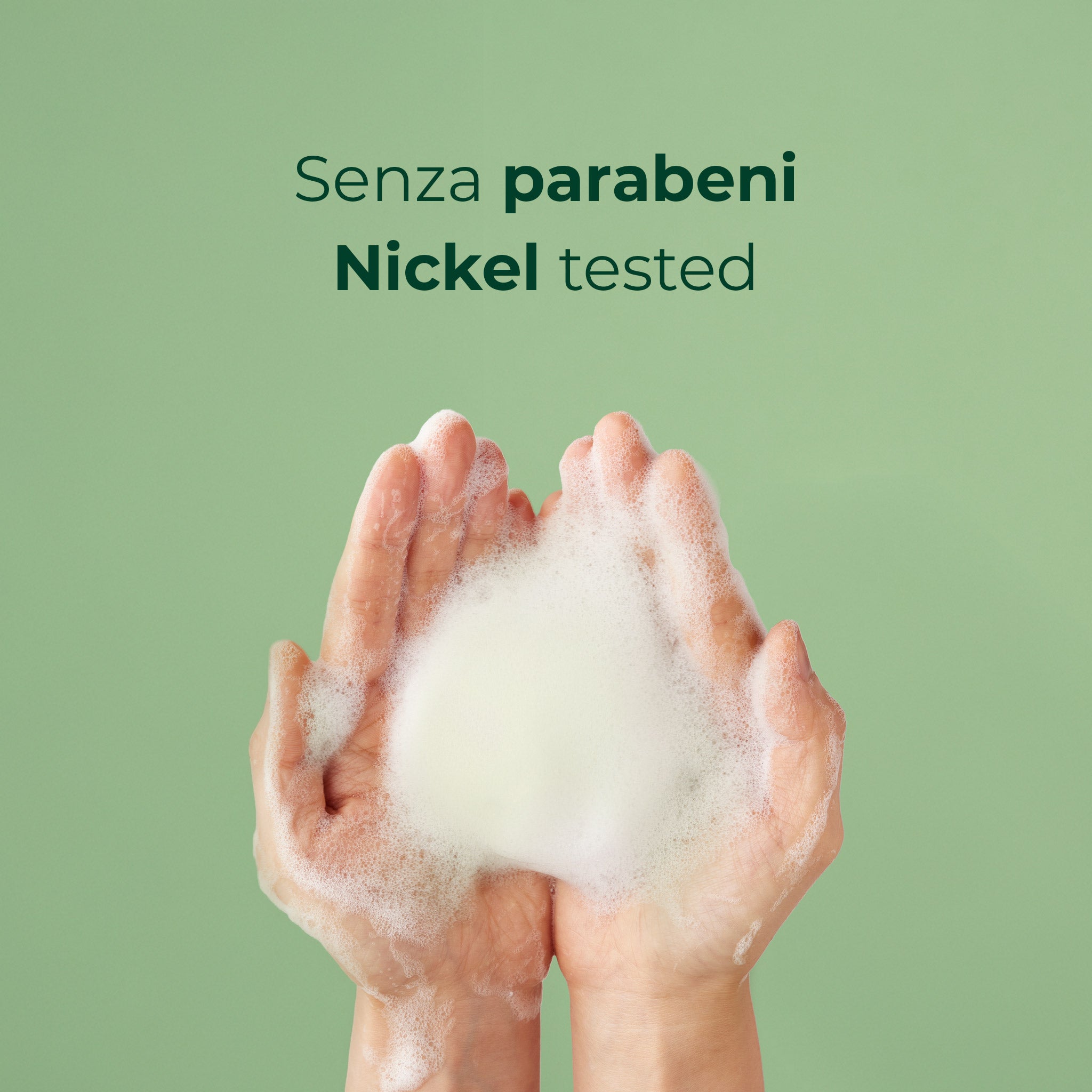 Dettaglio mani con schiuma shampoo volumizzante Bioscalin® TOTAL•CARE: formula Nickel tested e senza parabeni