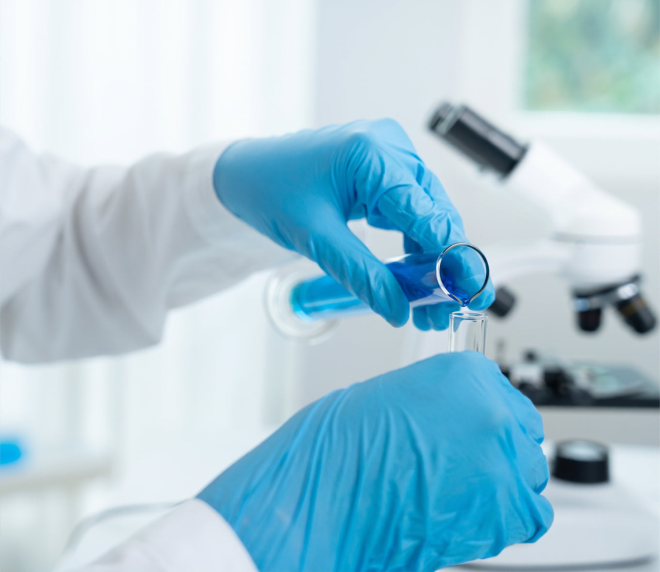 Preparazione di una soluzione in provetta durante un’attività di ricerca in laboratorio.