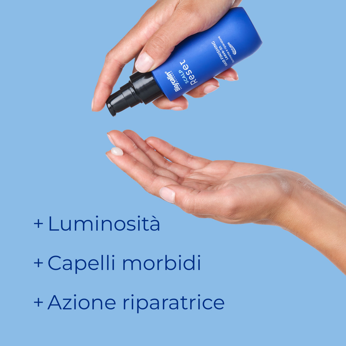 Mani che erogano Bioscalin® Scalp Reset Hair Finishing Leave-in, per donare luminosità e morbidezza ai capelli con azione riparatrice.