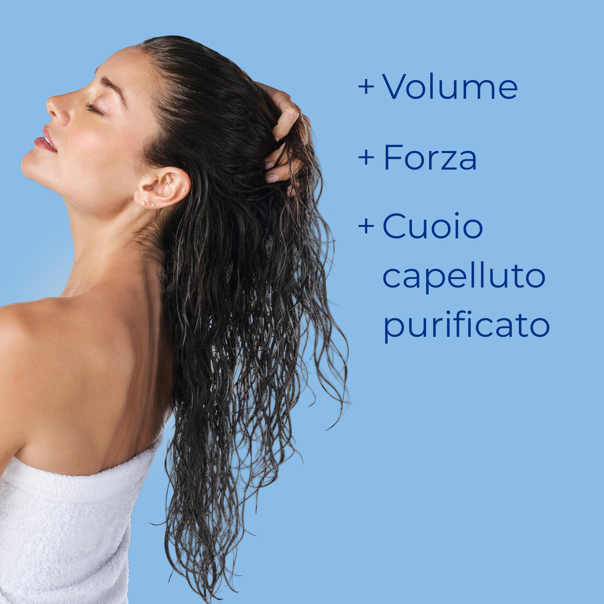 Donna con capelli bagnati e voluminosi dopo l’utilizzo di Bioscalin® Scalp Reset Exfoliating Scrub Shampoo, per capelli più forti e cuoio capelluto purificato.