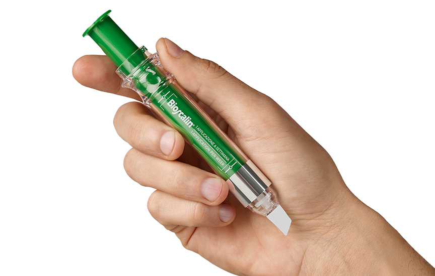 Mano che impugna l'applicatore Bioscalin® per un'applicazione mirata del trattamento sul cuoio capelluto