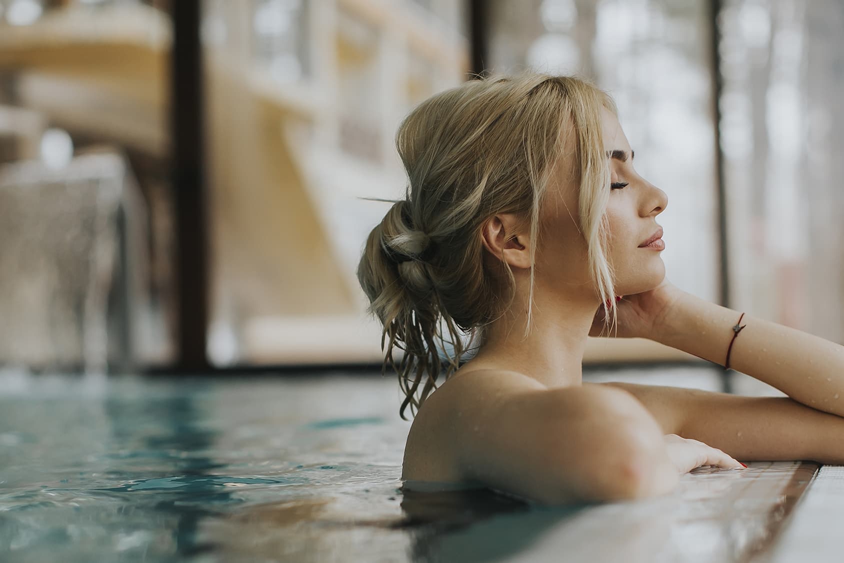 capelli biondi e piscina