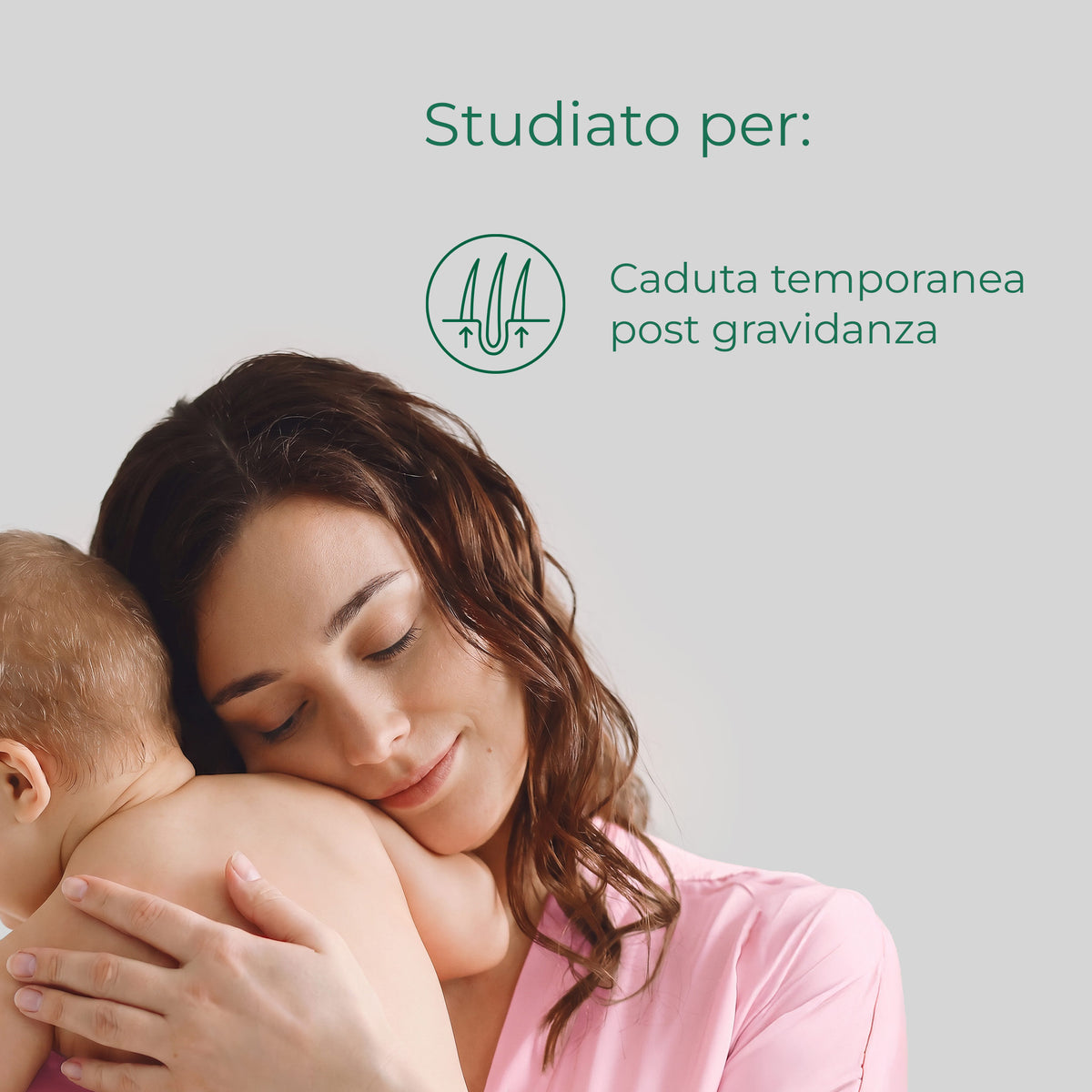 Mamma che abbraccia il suo neonato con il messaggio “Bioscalin® Post•Partum, studiato per la caduta temporanea dei capelli post gravidanza