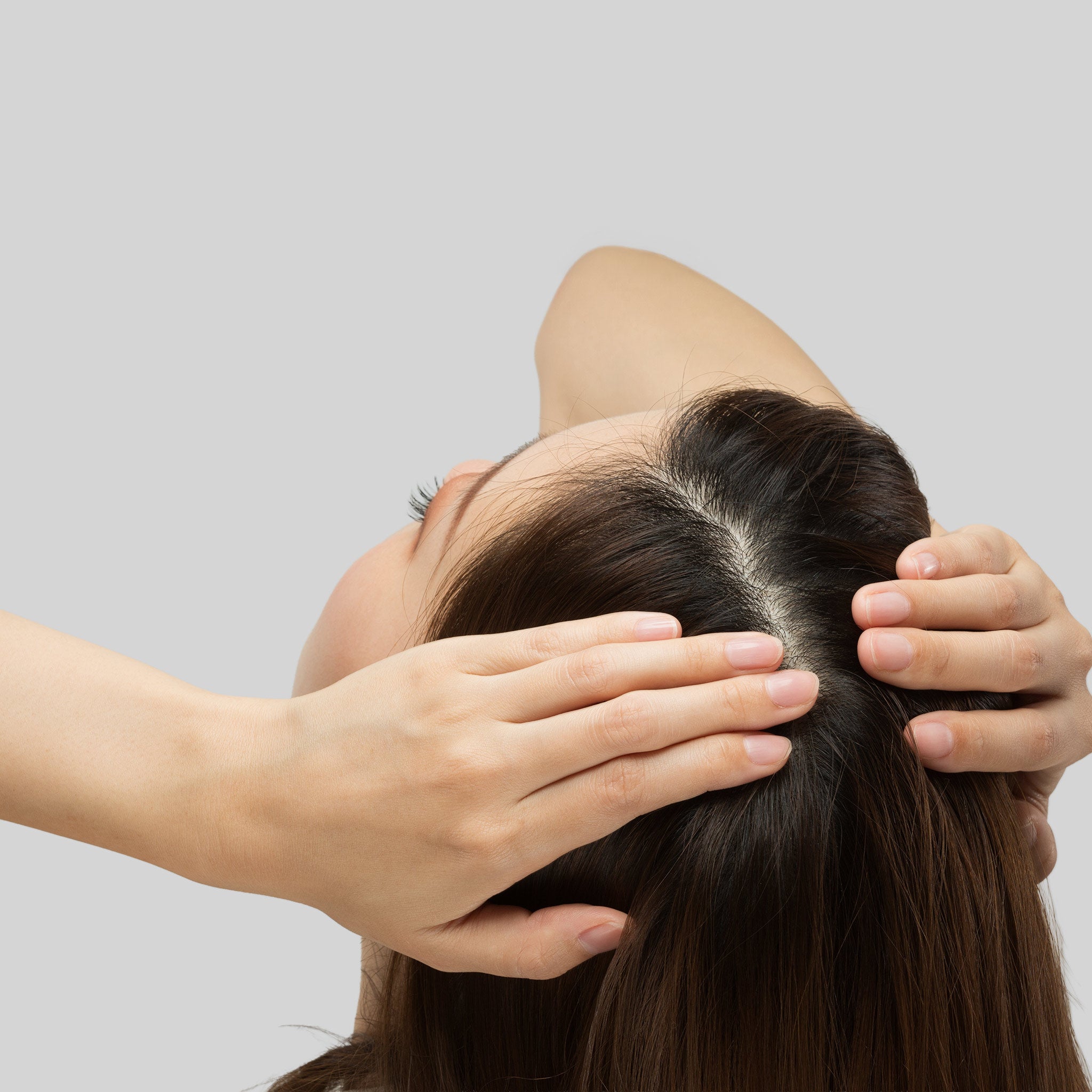 Dettaglio dall'alto del cuoio capelluto: come analizzare e trattare la salute dei capelli con il supporto Bioscalin®