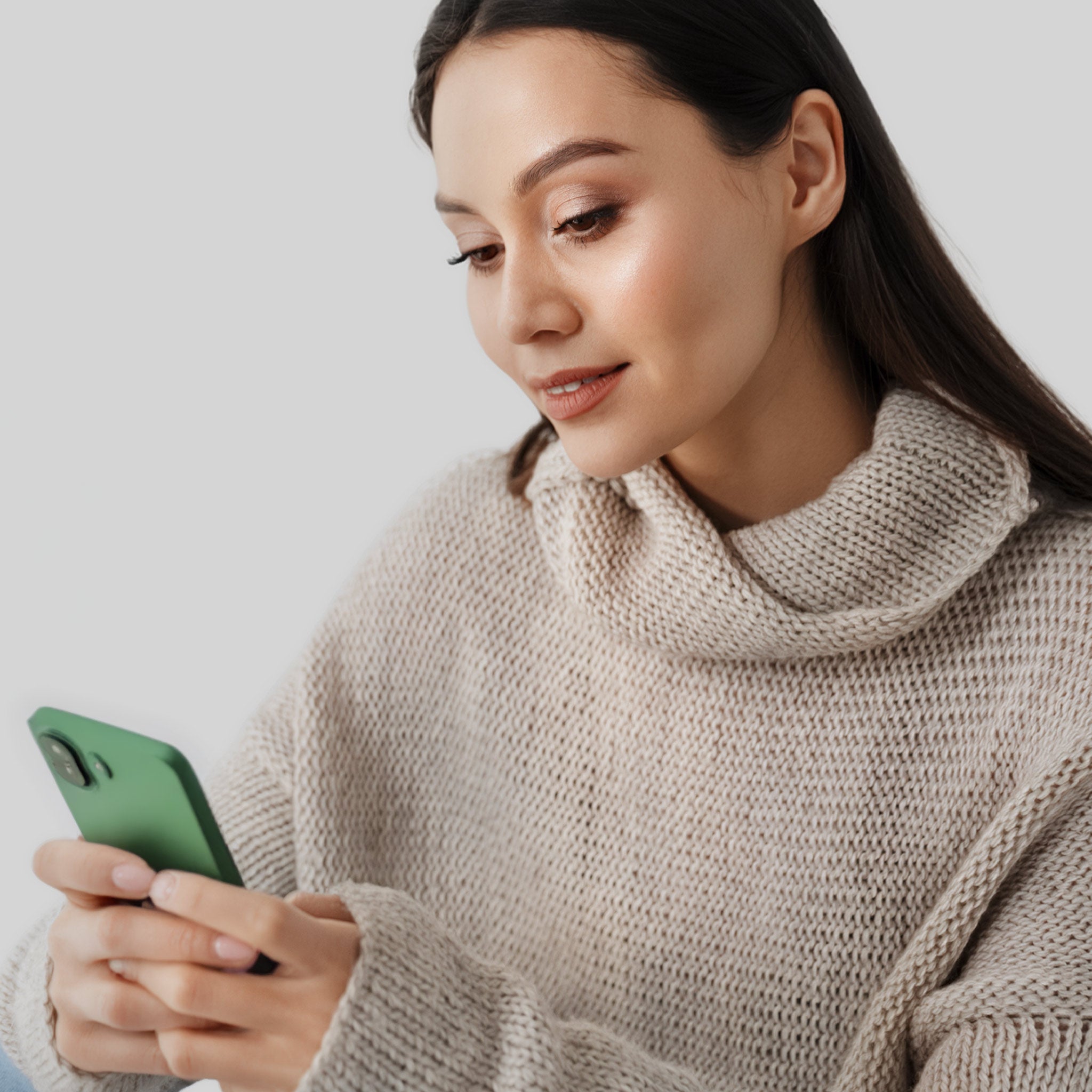 Donna che consulta lo smartphone: scopri le risposte alle domande più frequenti sui prodotti Bioscalin®