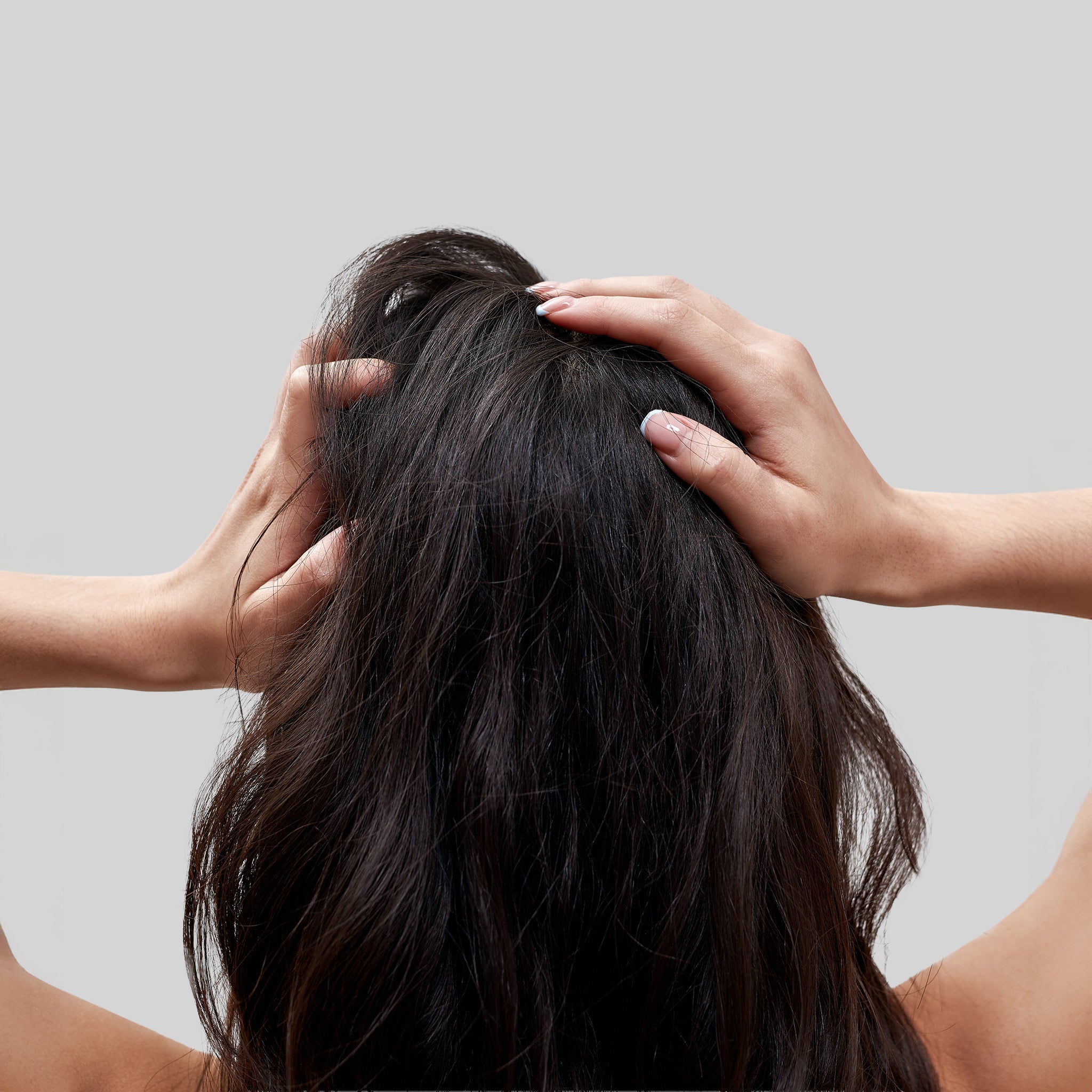 Dettaglio massaggio del cuoio capelluto: scopri i consigli per massimizzare l'efficacia dei trattamenti Bioscalin®