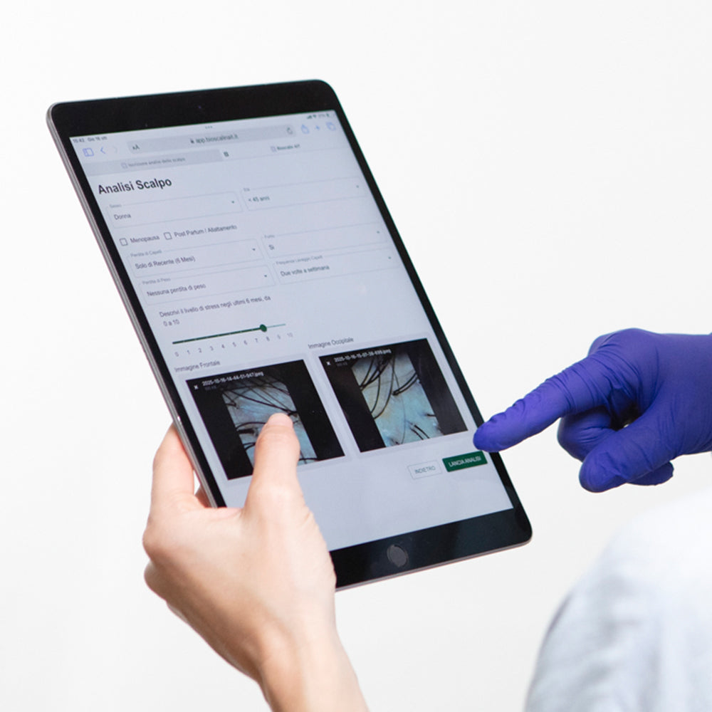 Sezione informativa sull'analisi dello scalpo eseguito su una donna con capelli lunghi e lisci, sezione vista da tablet