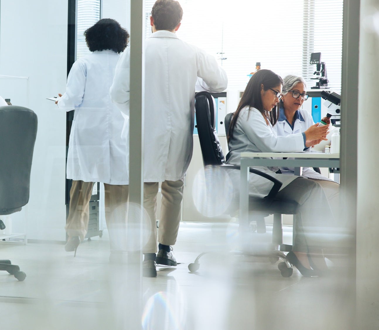 Gruppo di ricercatori Giuliani impegnato in attività scientifiche all’interno di un laboratorio.