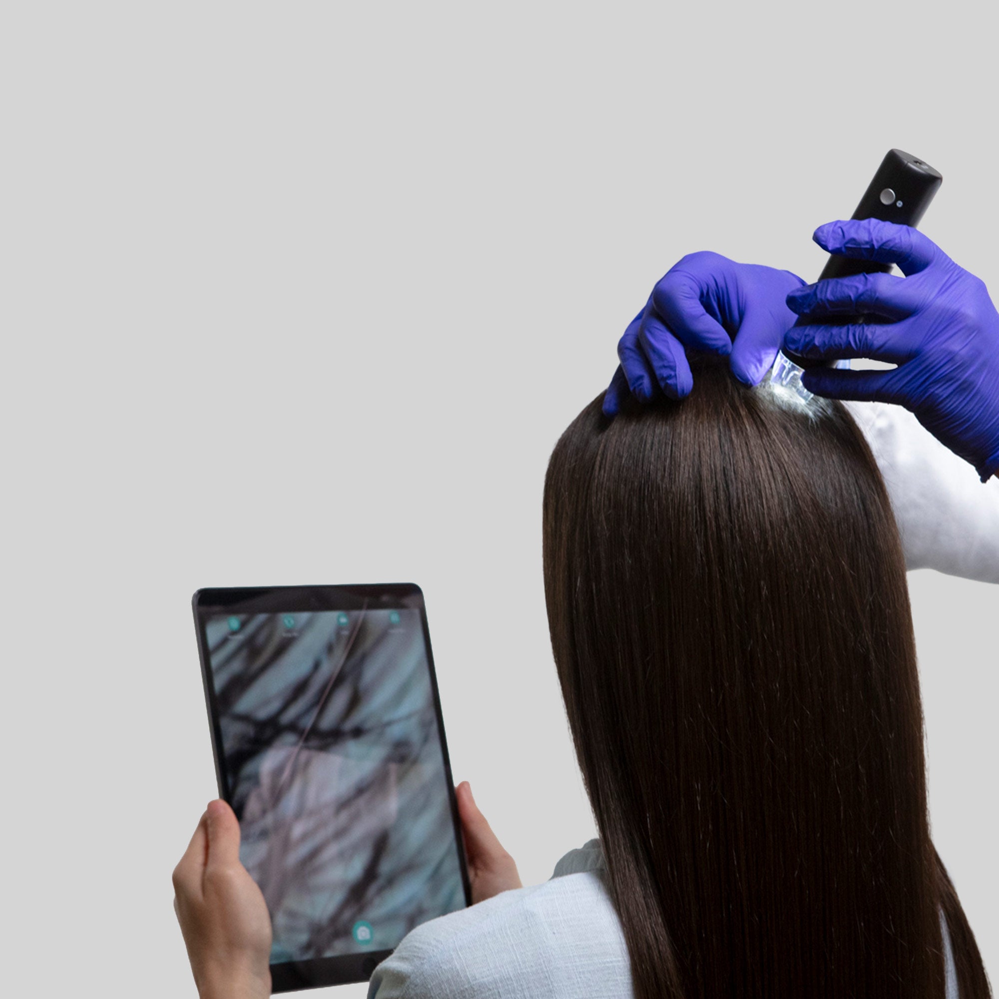 Primo piano da dietro della testa di una donna durante l’analisi del cuoio capelluto per valutare le esigenze dei capelli