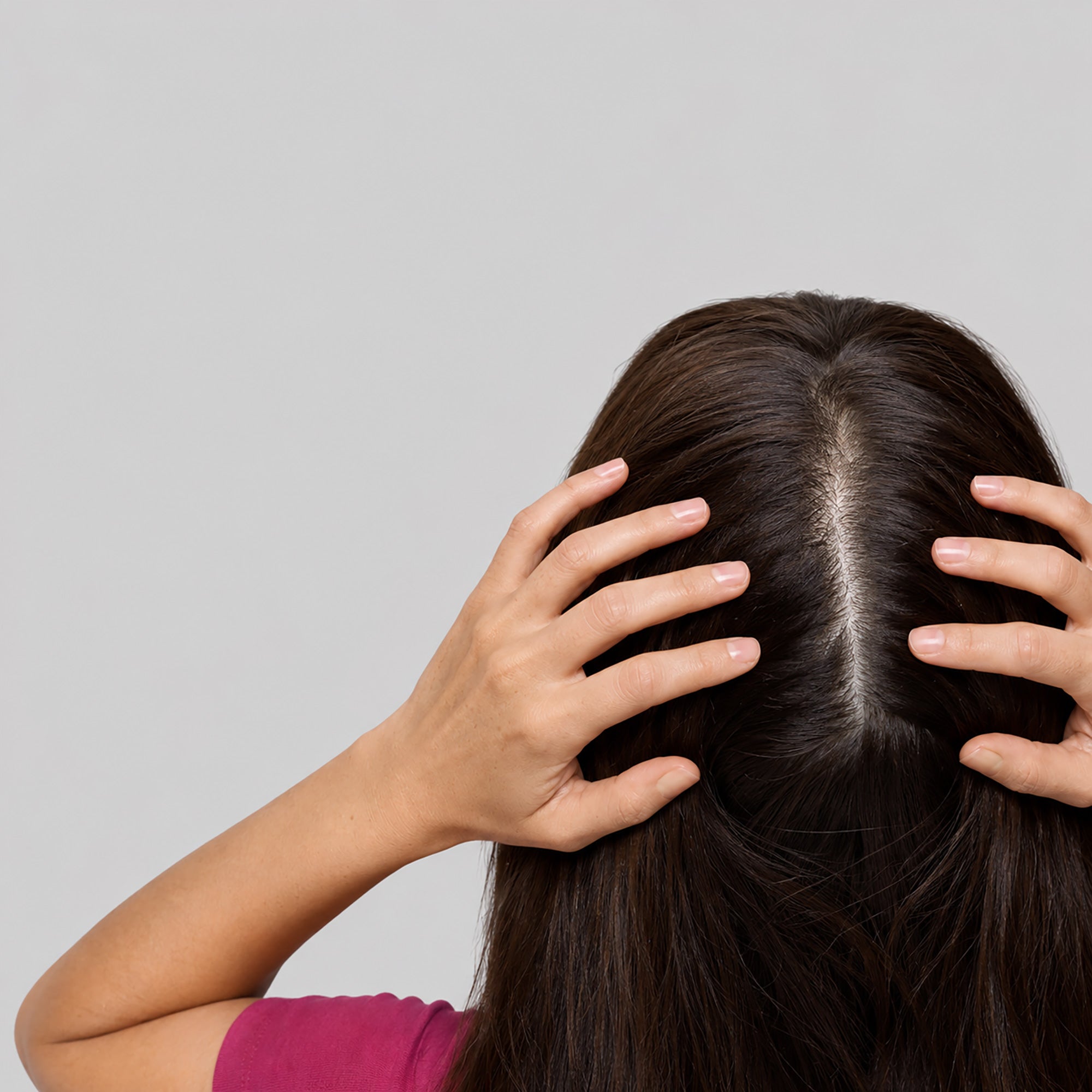 Primo piano di donna ripresa da dietro con capelli lunghi che evidenzia l’attaccatura dei capelli