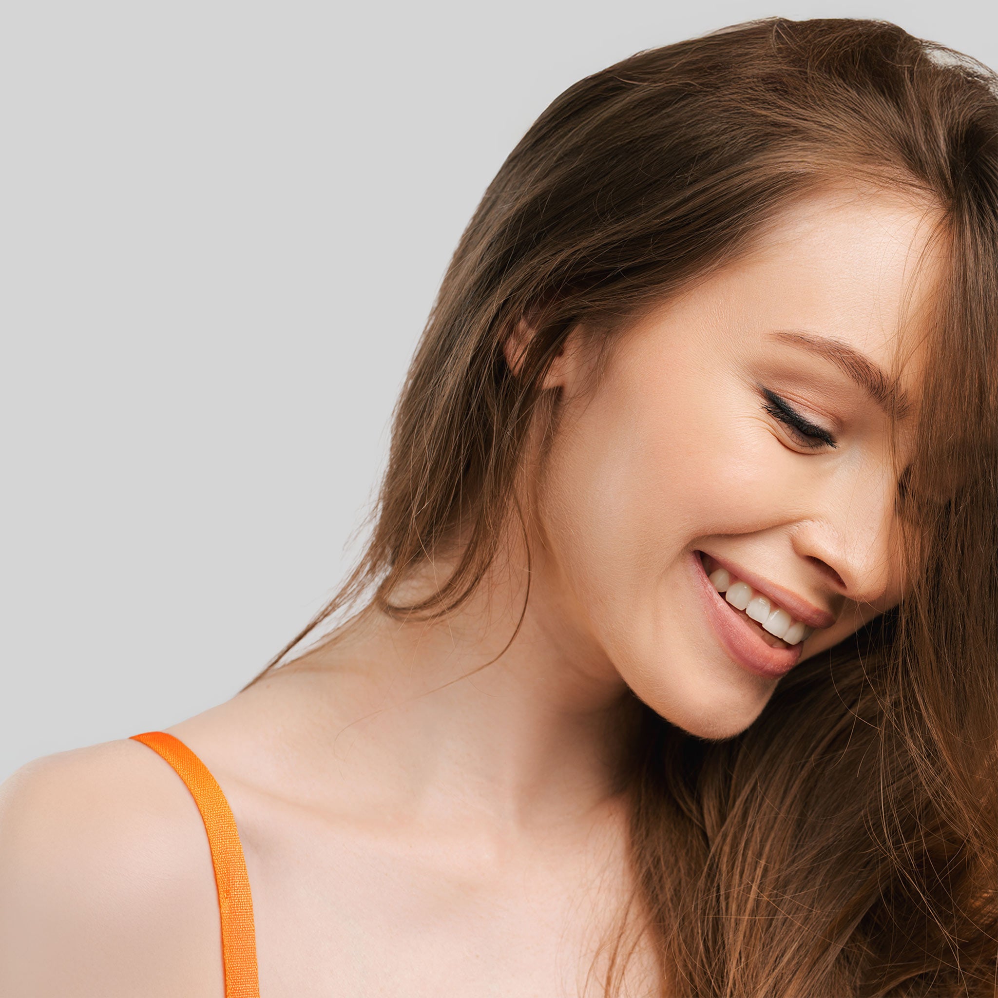 Dettaglio capelli castani sani: trattamento solare Bioscalin® per prevenire secchezza e sbiadimento del colore