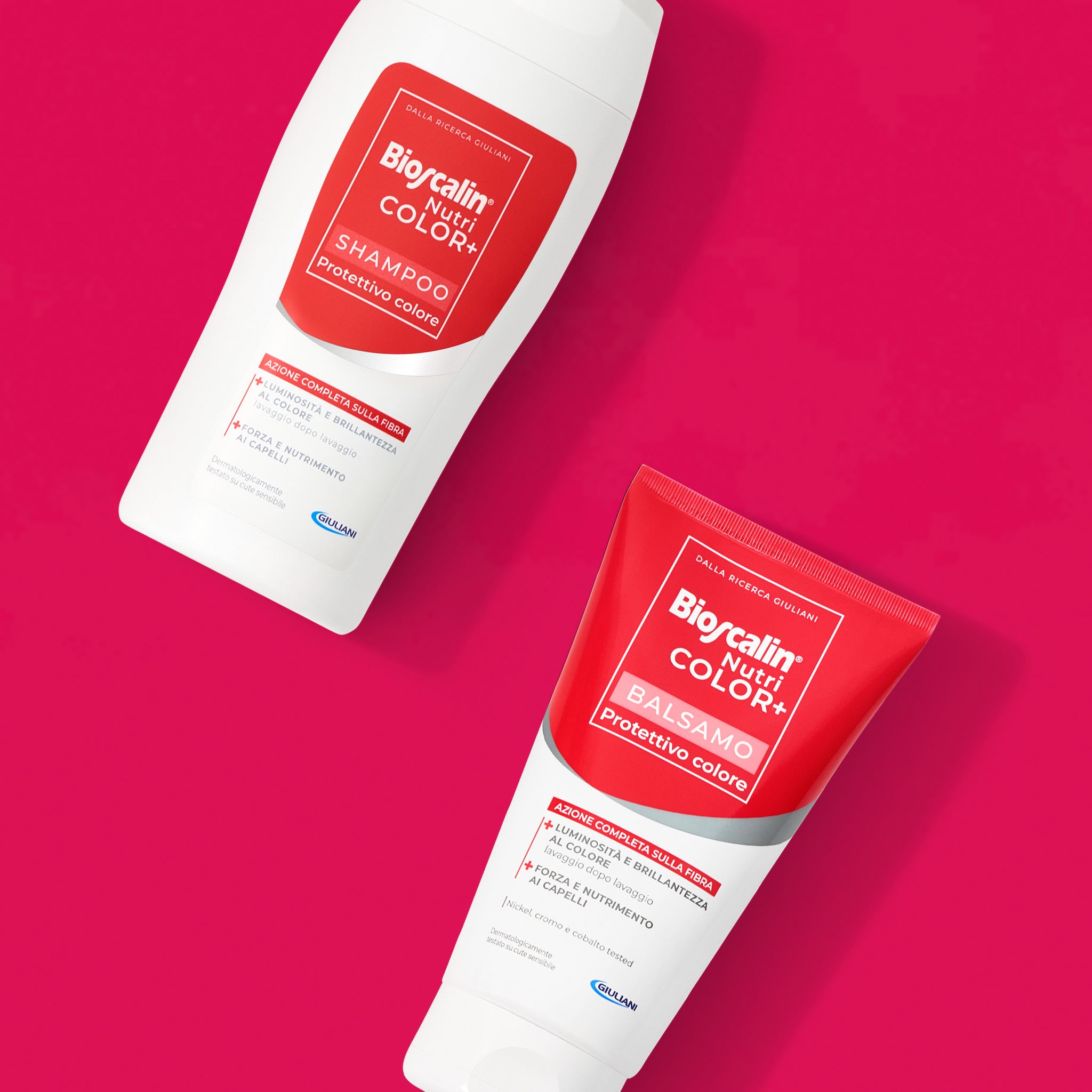 Flaconi di Shampoo e Balsamo Bioscalin® NutriCOLOR+ su fondo rosso: forza e nutrimento lavaggio dopo lavaggio