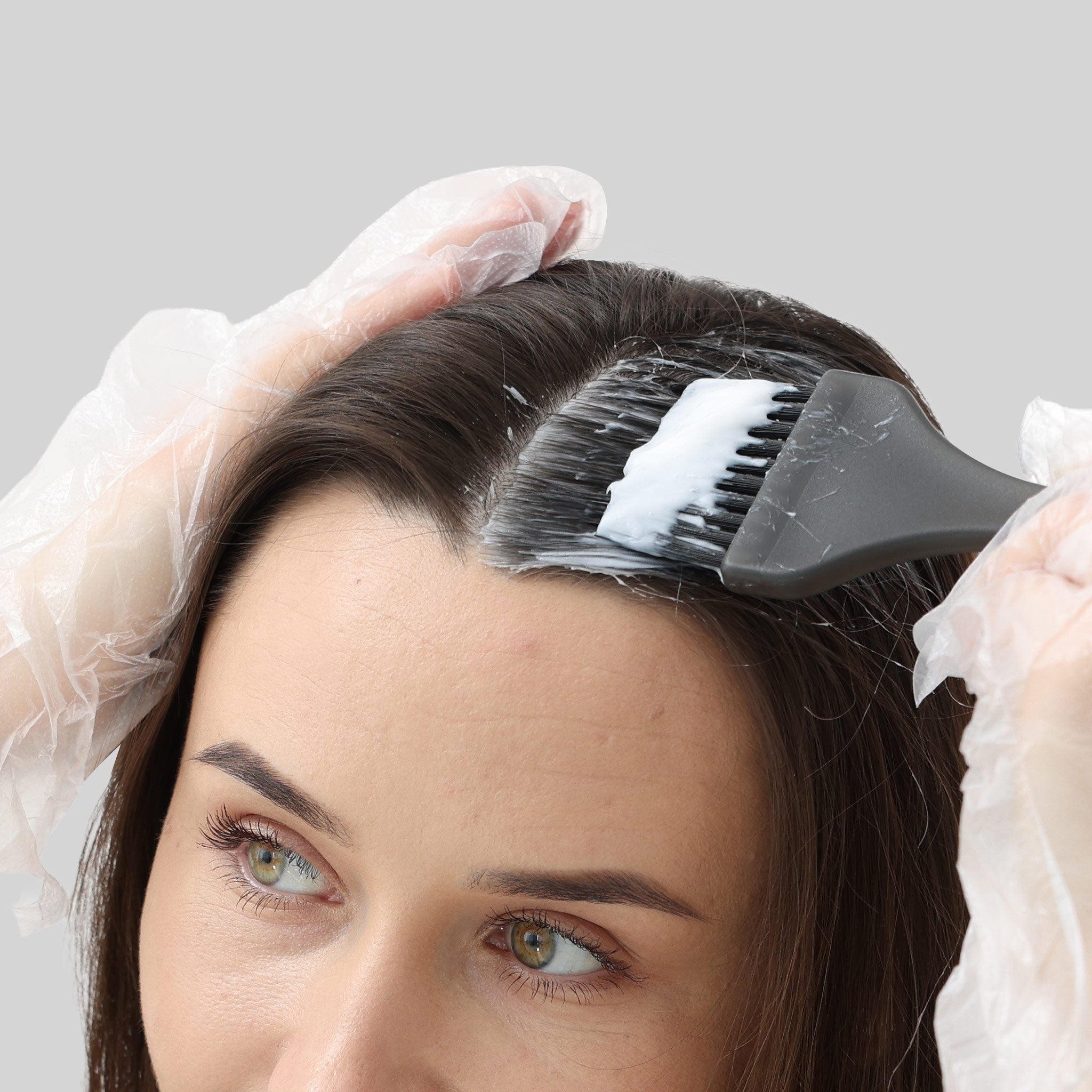 Applicazione della tinta Bioscalin® NutriCOLOR+ con pennello: formula delicata testata su cute sensibile