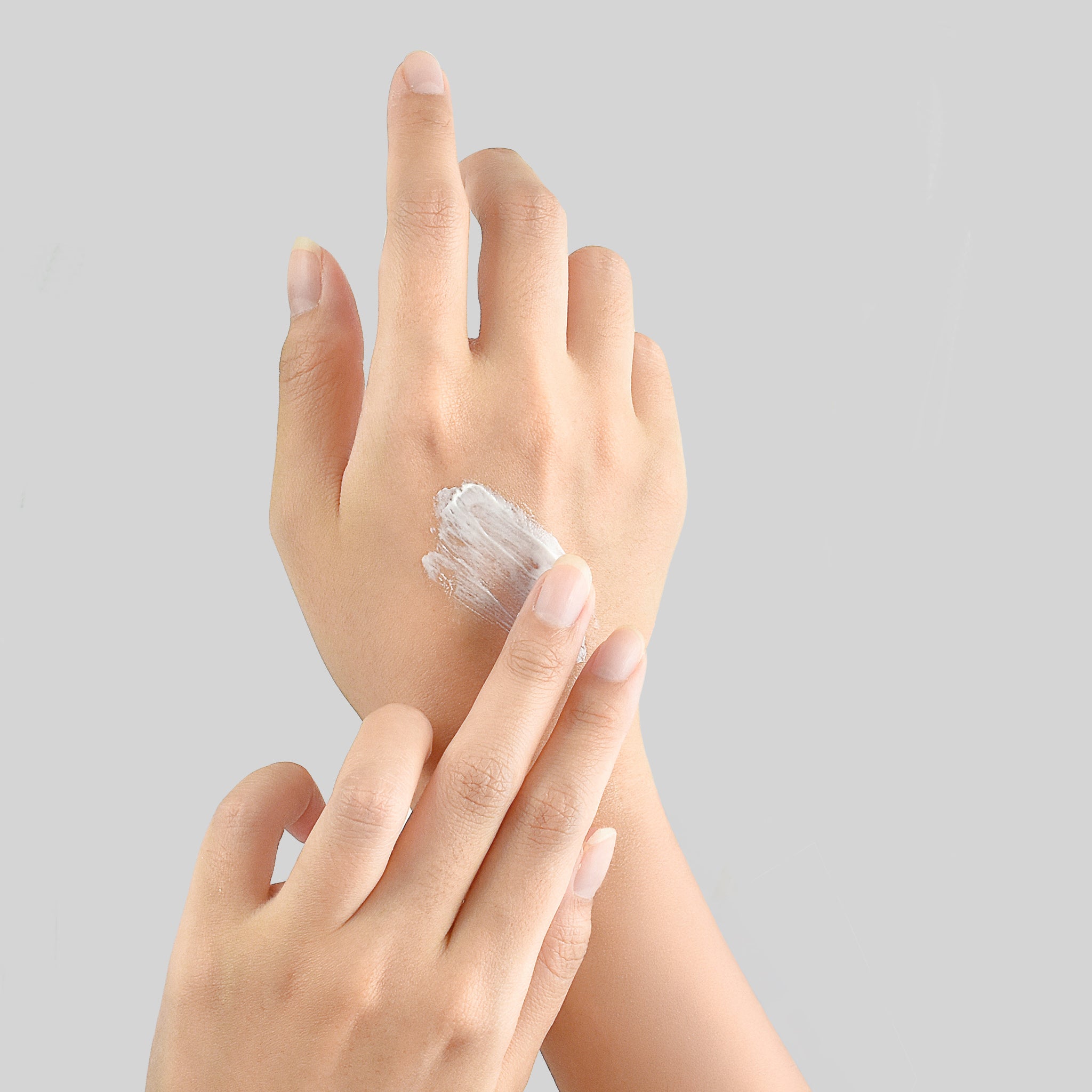 Dettaglio dell'applicazione del prodotto sul dorso della mano: formula Bioscalin® Nutri COLOR+ dermatologicamente testata su cute sensibile