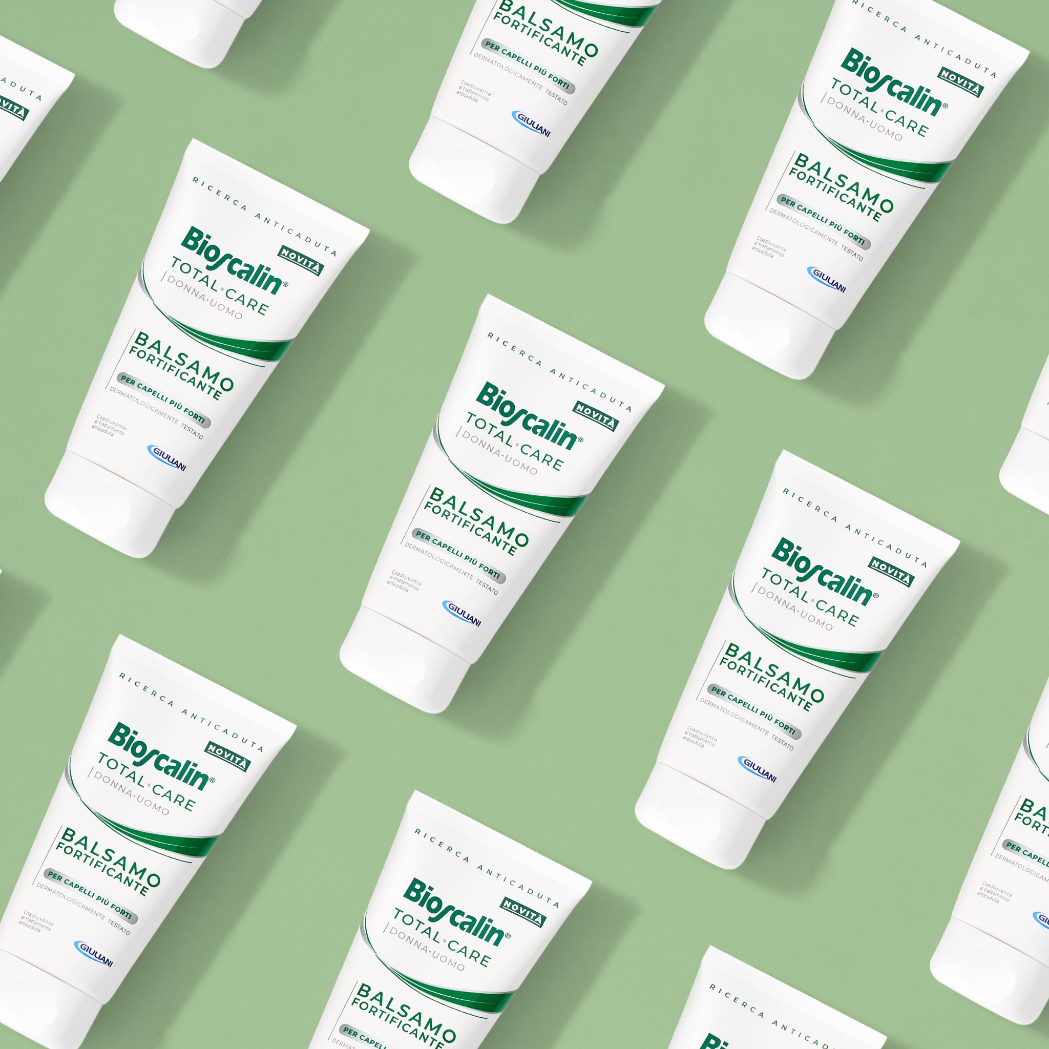 Pattern di flaconi di balsamo Bioscalin® linea TOTAL•CARE per capelli più forti e vitali