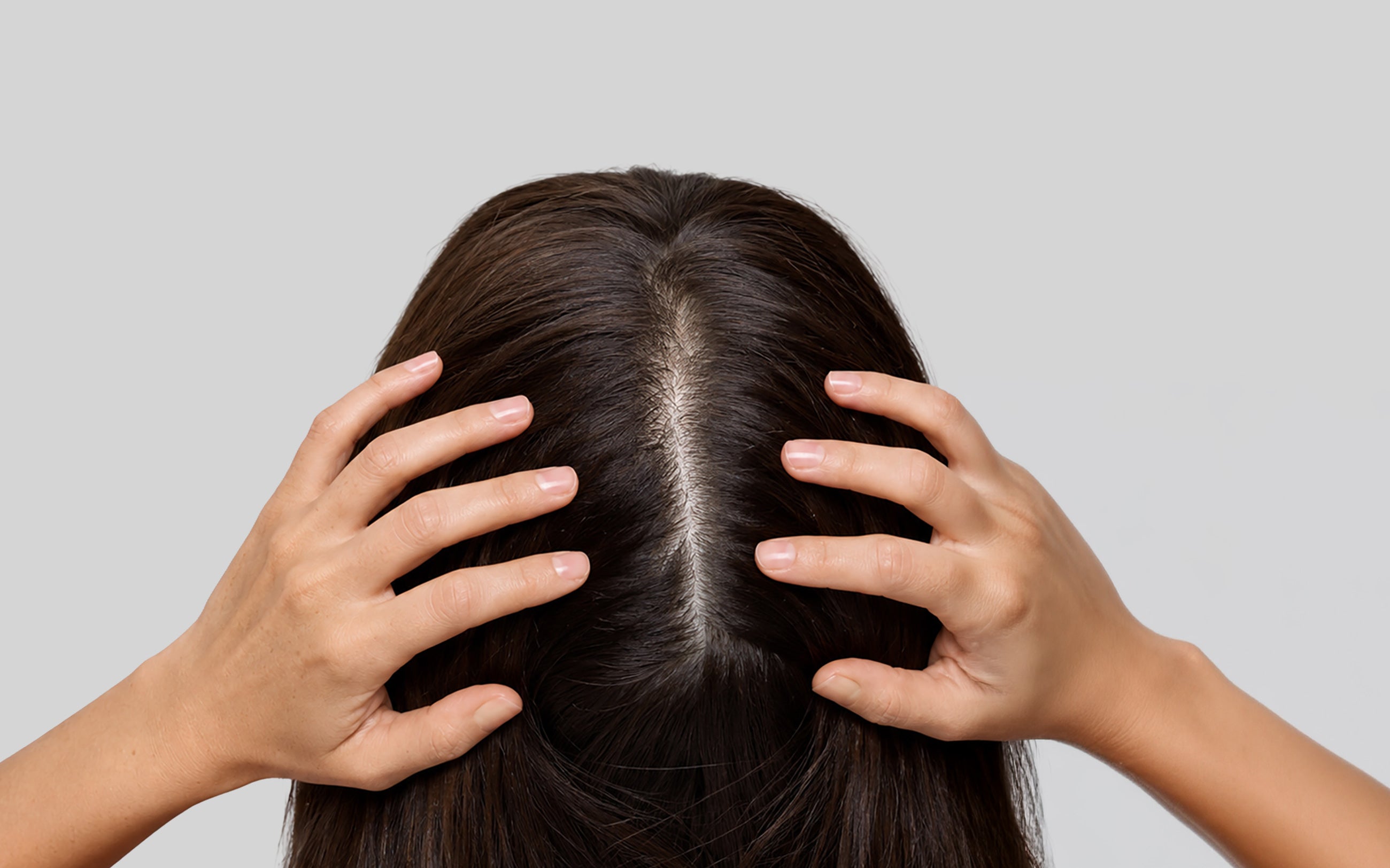 Primo piano di donna ripresa da dietro con capelli lunghi che evidenzia l’attaccatura dei capelli