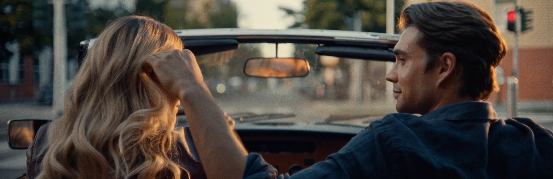 Primo piano del volto di una ragazza con i capelli rossi mossi dal vento