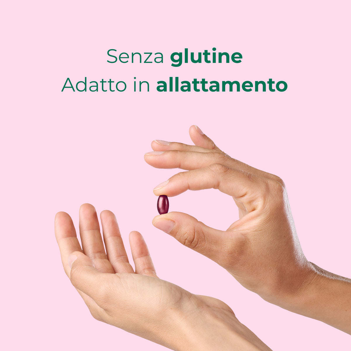 Mani che tengono una capsula in softgel dell’integratore Bioscalin® Post•Partum, senza glutine e adatto in allattamento.