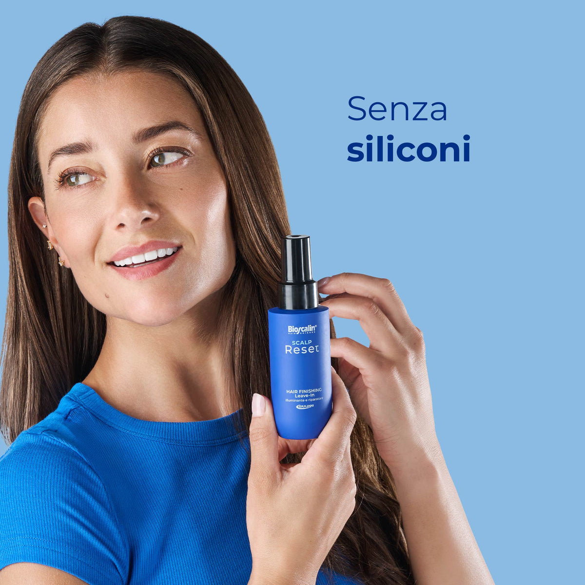Donna che mostra Bioscalin® Scalp Reset Hair Finishing Leave-in, formulato senza siliconi.