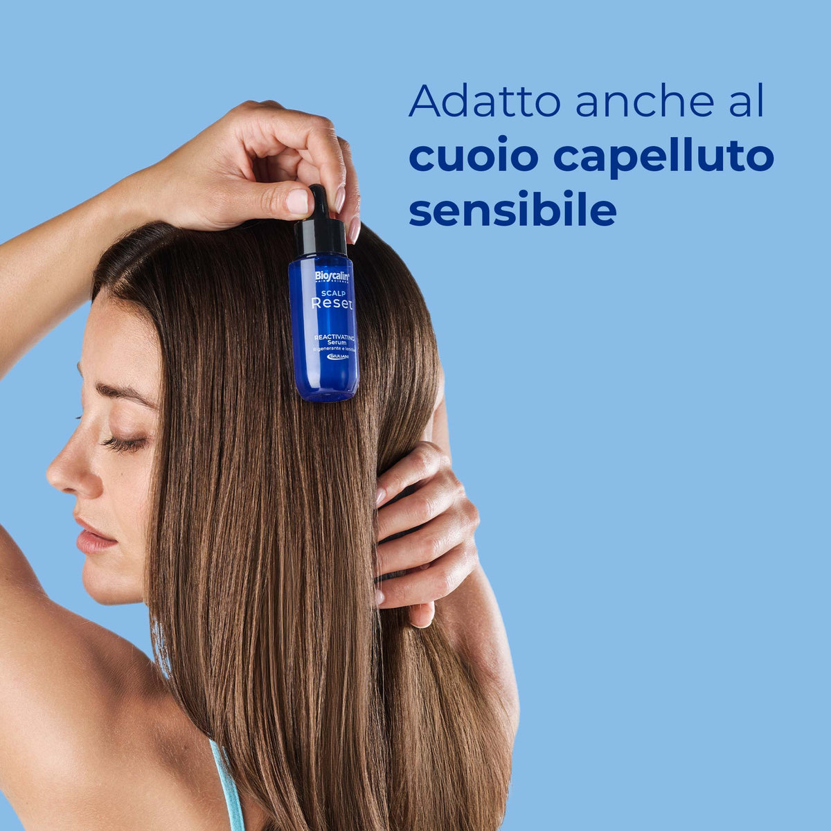 Donna che mostra Bioscalin® Scalp Reset Reactivating Serum, adatto anche al cuoio capelluto sensibile.