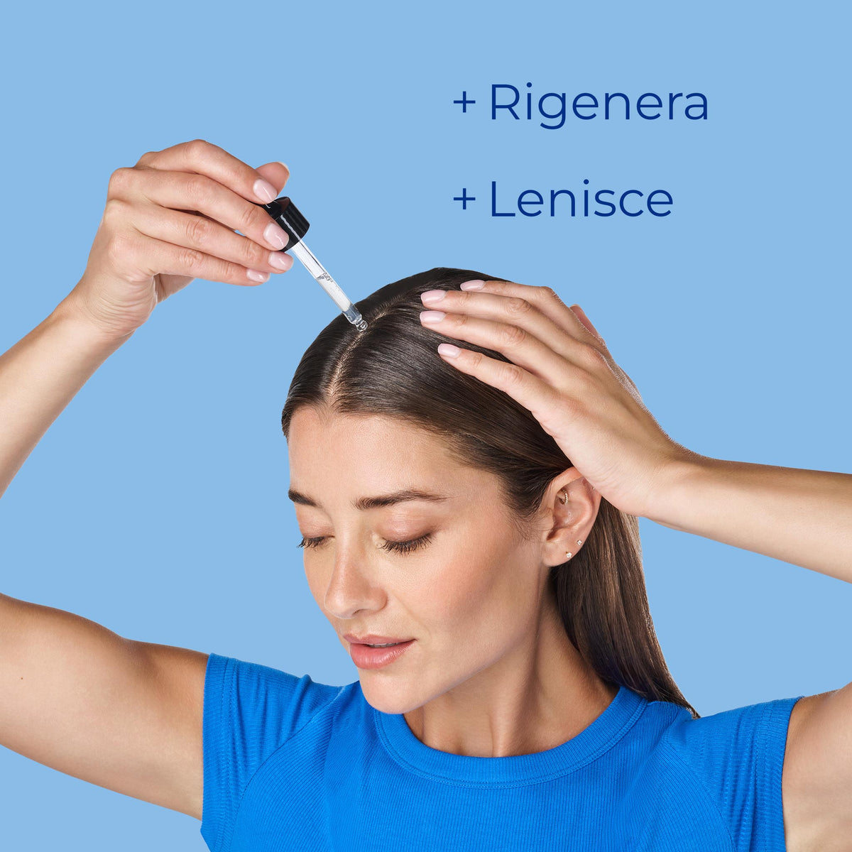 Donna che applica Bioscalin® Scalp Reset Reactivating Serum sul cuoio capelluto con il contagocce, per rigenerare e lenire.